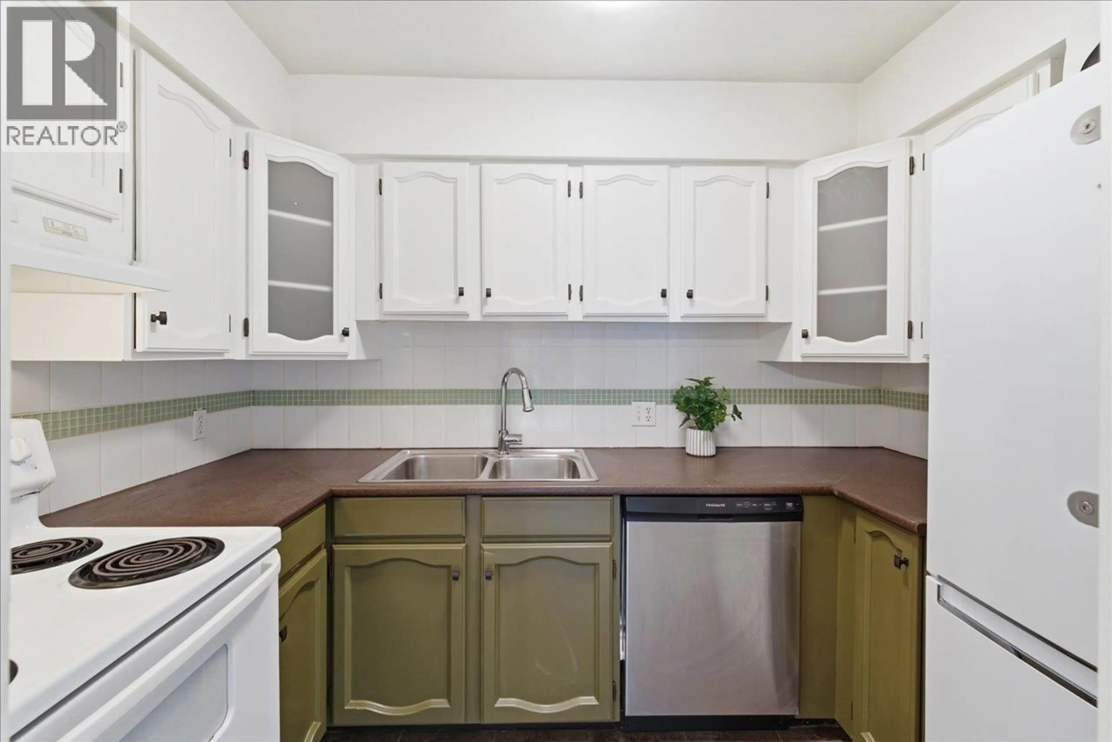 Standard kitchen, unknown for 304 - 1864 FRANCES STREET, Vancouver British Columbia V5L1Z7