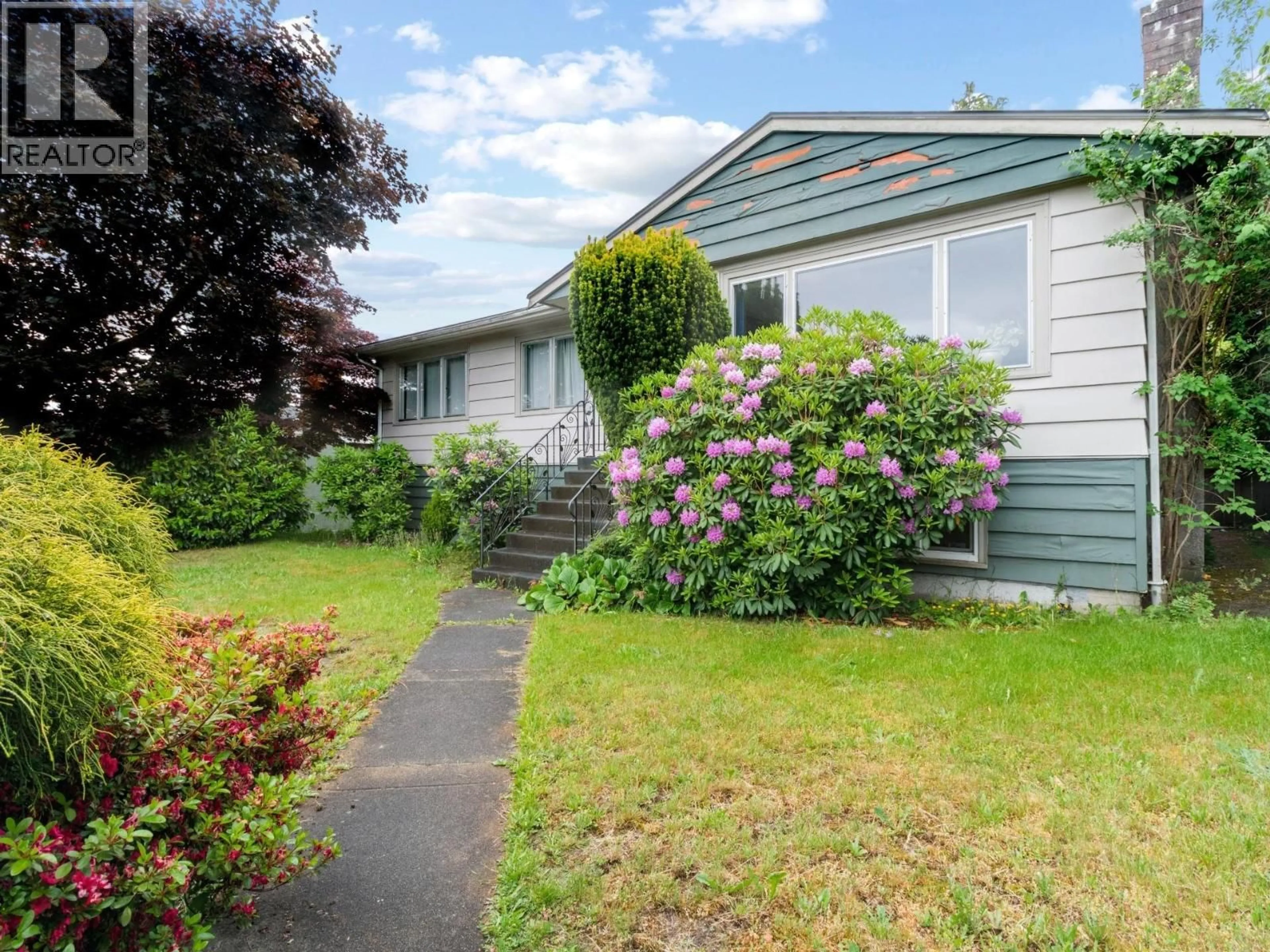 Home with vinyl exterior material, street for 4156 CASTLEWOOD CRESCENT, Burnaby British Columbia V5G2M2
