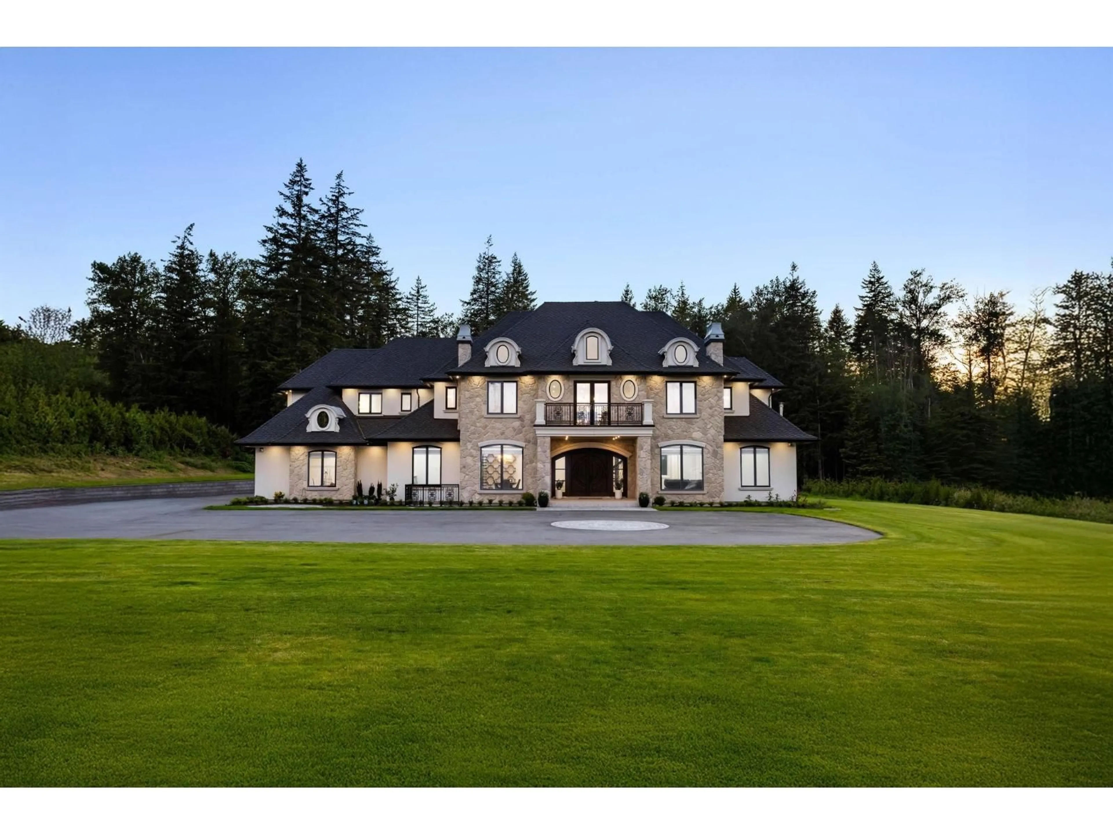 A pic from outside/outdoor area/front of a property/back of a property/a pic from drone, mountain view for 123 208 STREET, Langley British Columbia V2Z1T7