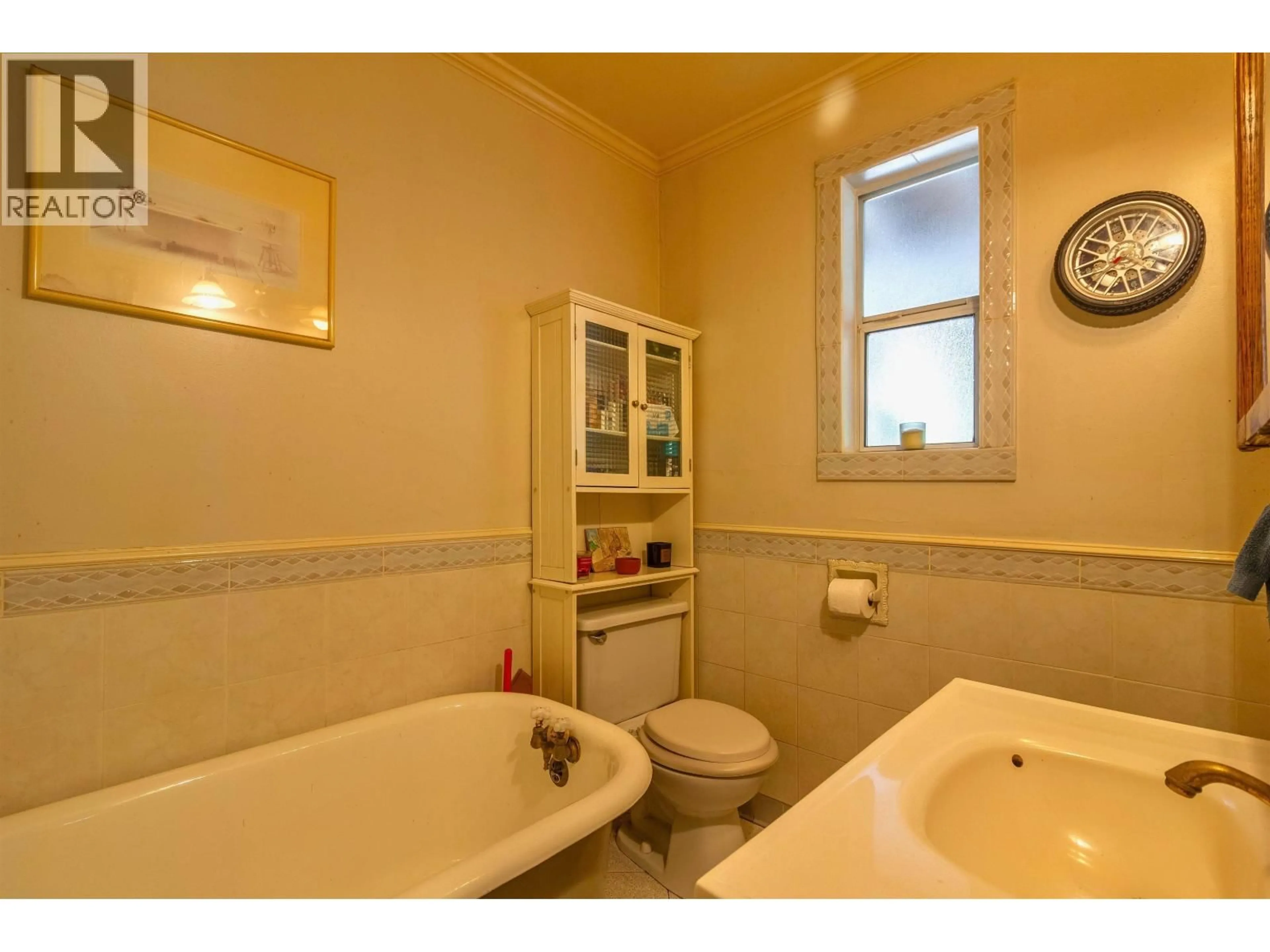 Standard bathroom, ceramic/tile floor for 88 FELL AVENUE, Burnaby British Columbia V5B3Y2