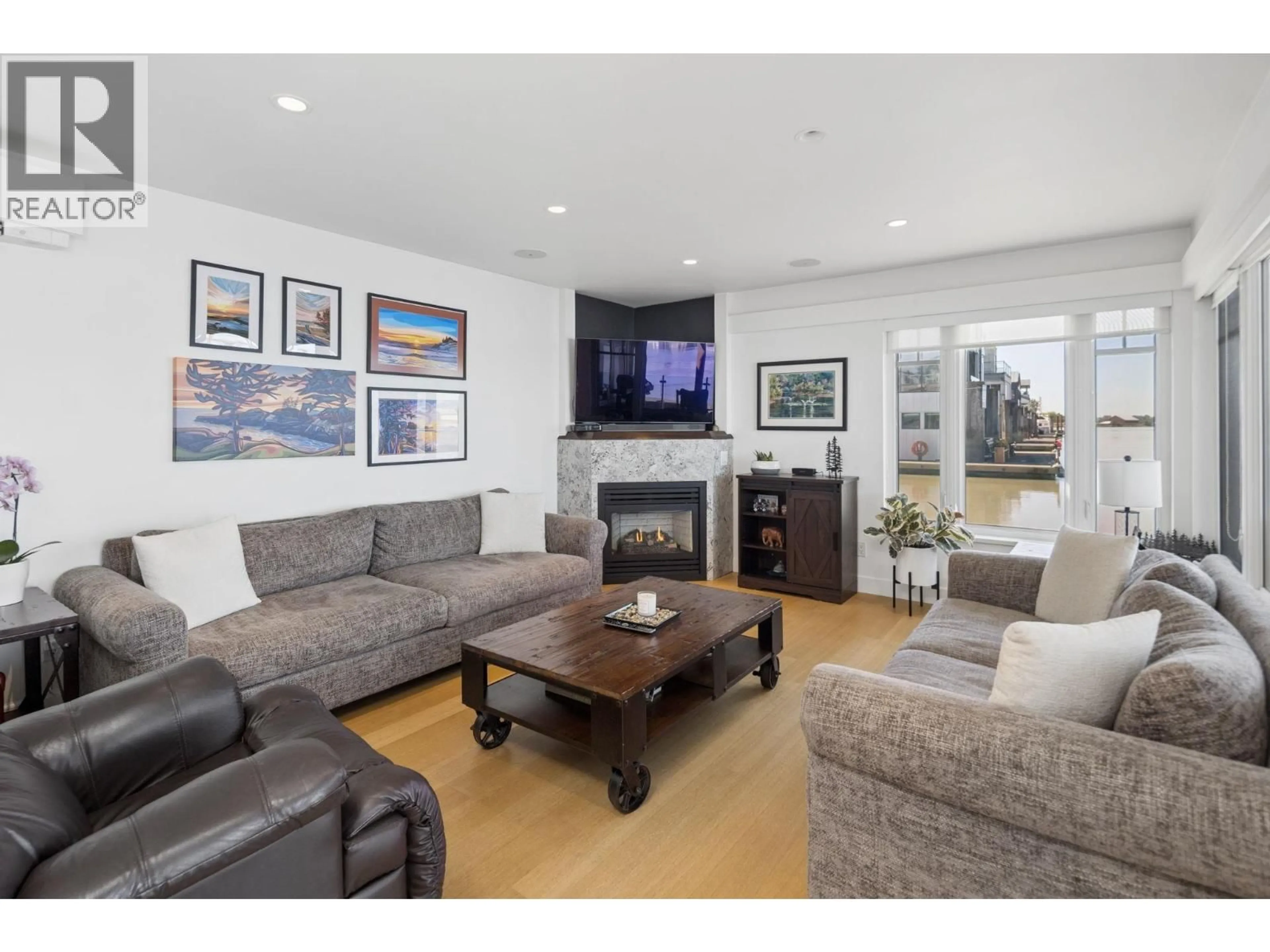 Living room with furniture, wood/laminate floor for 9 - 3473 RIVER ROAD, Delta British Columbia V4K5E9