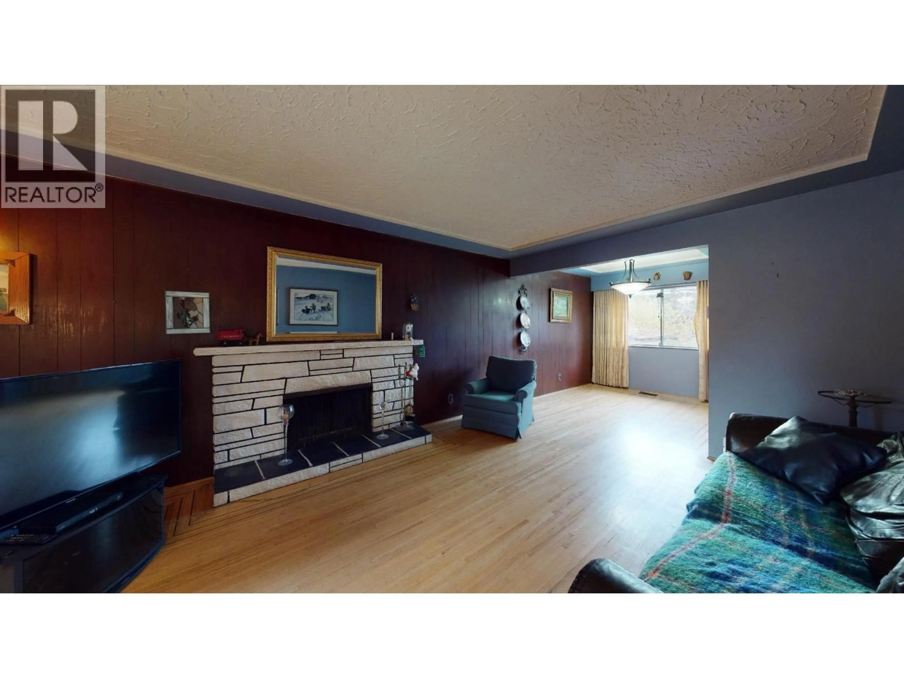 Living room with furniture, wood/laminate floor for 4863 RUPERT STREET, Vancouver British Columbia V5R2J6
