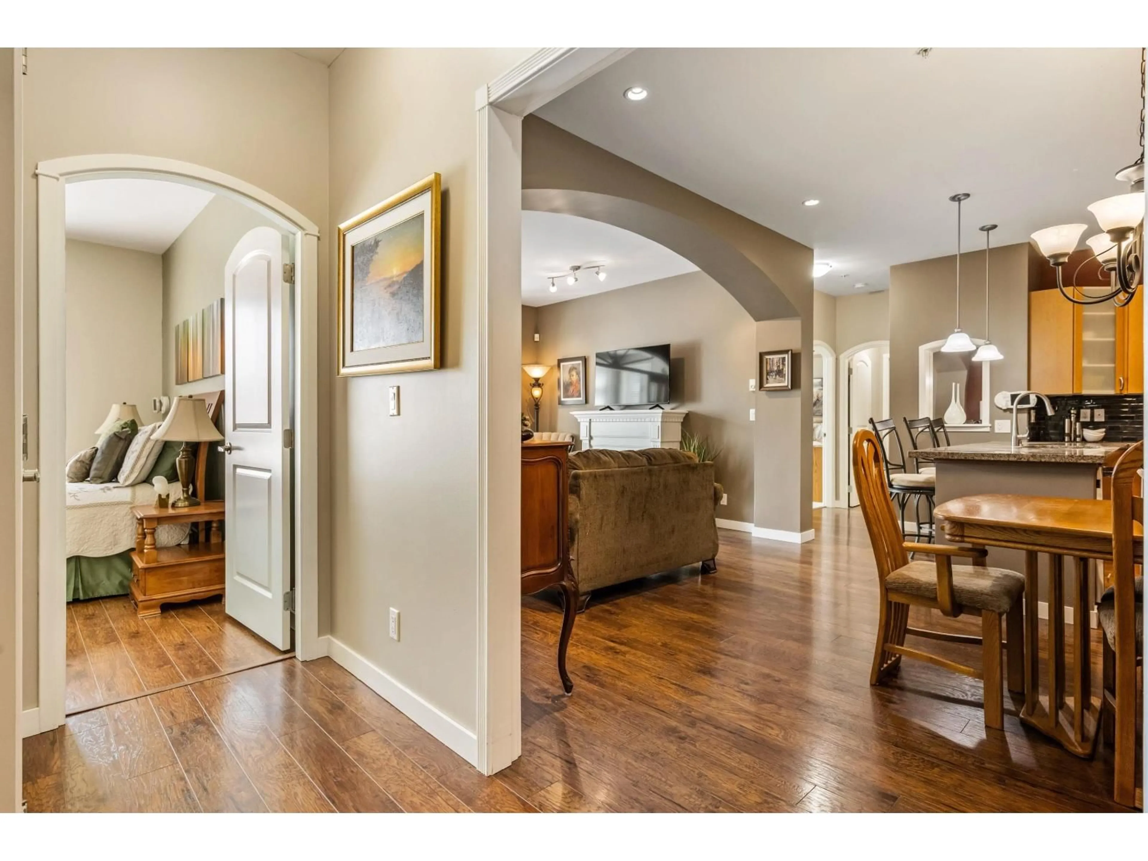 Indoor entryway for 315 - 33485 SOUTH FRASER WAY, Abbotsford British Columbia V2S8P9