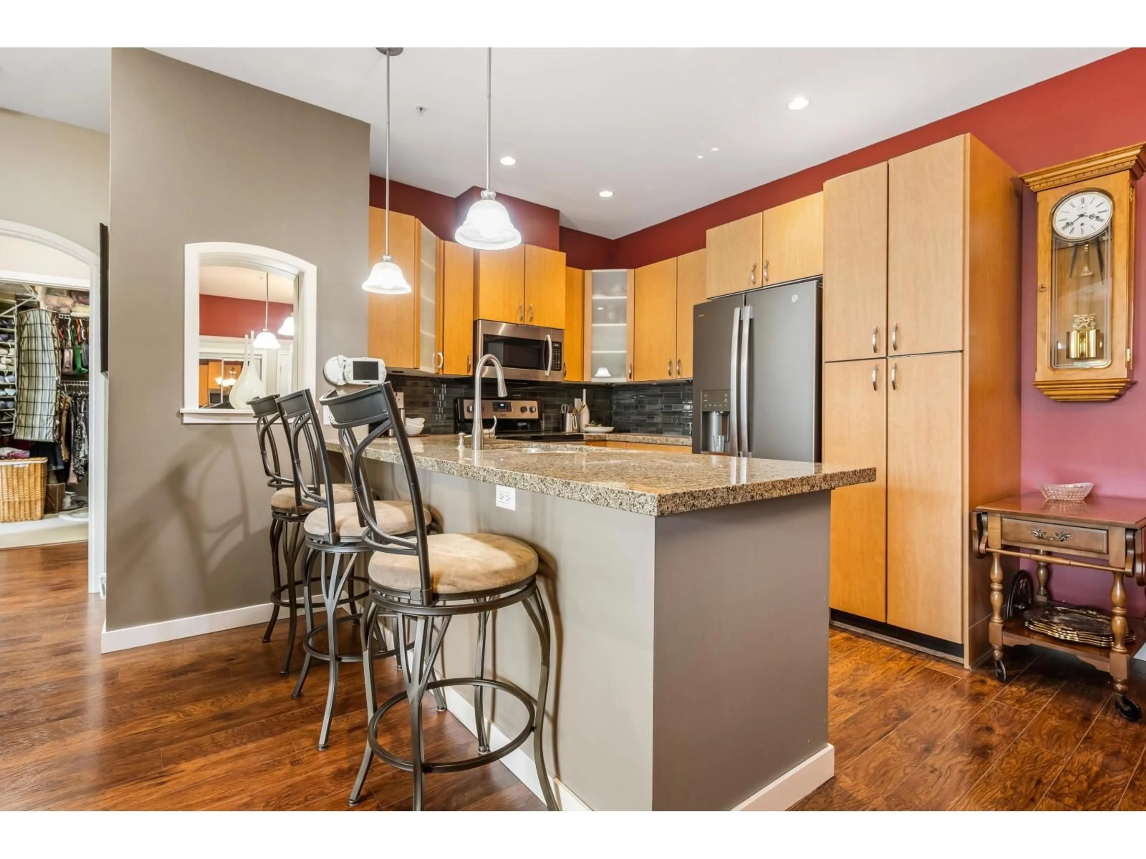 Open concept kitchen, wood/laminate floor for 315 - 33485 SOUTH FRASER WAY, Abbotsford British Columbia V2S8P9