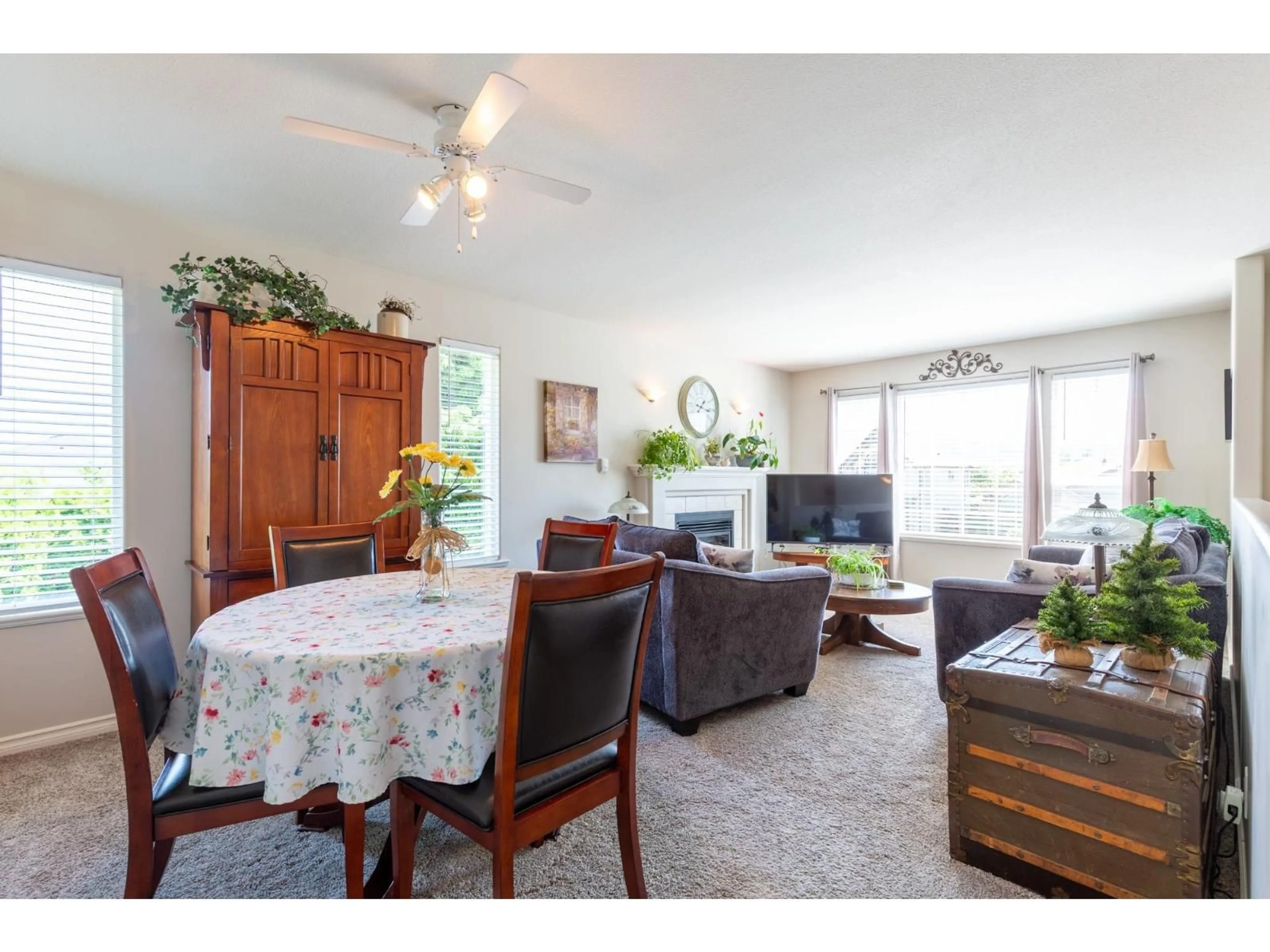 Living room with furniture, wood/laminate floor for 46371 RANCHERO DRIVE, Chilliwack British Columbia V4Z1K2