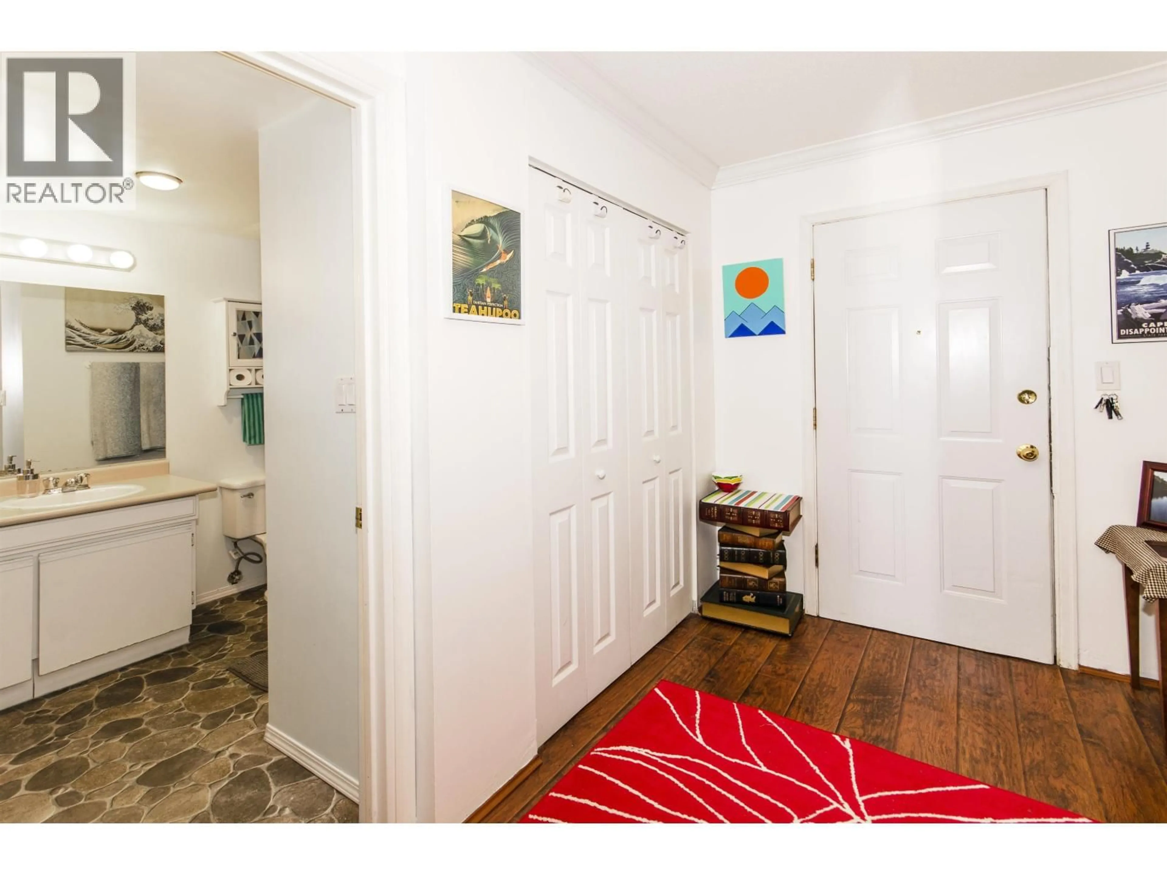 Indoor entryway for 215 - 780 PREMIER STREET, North Vancouver British Columbia V7J2G8