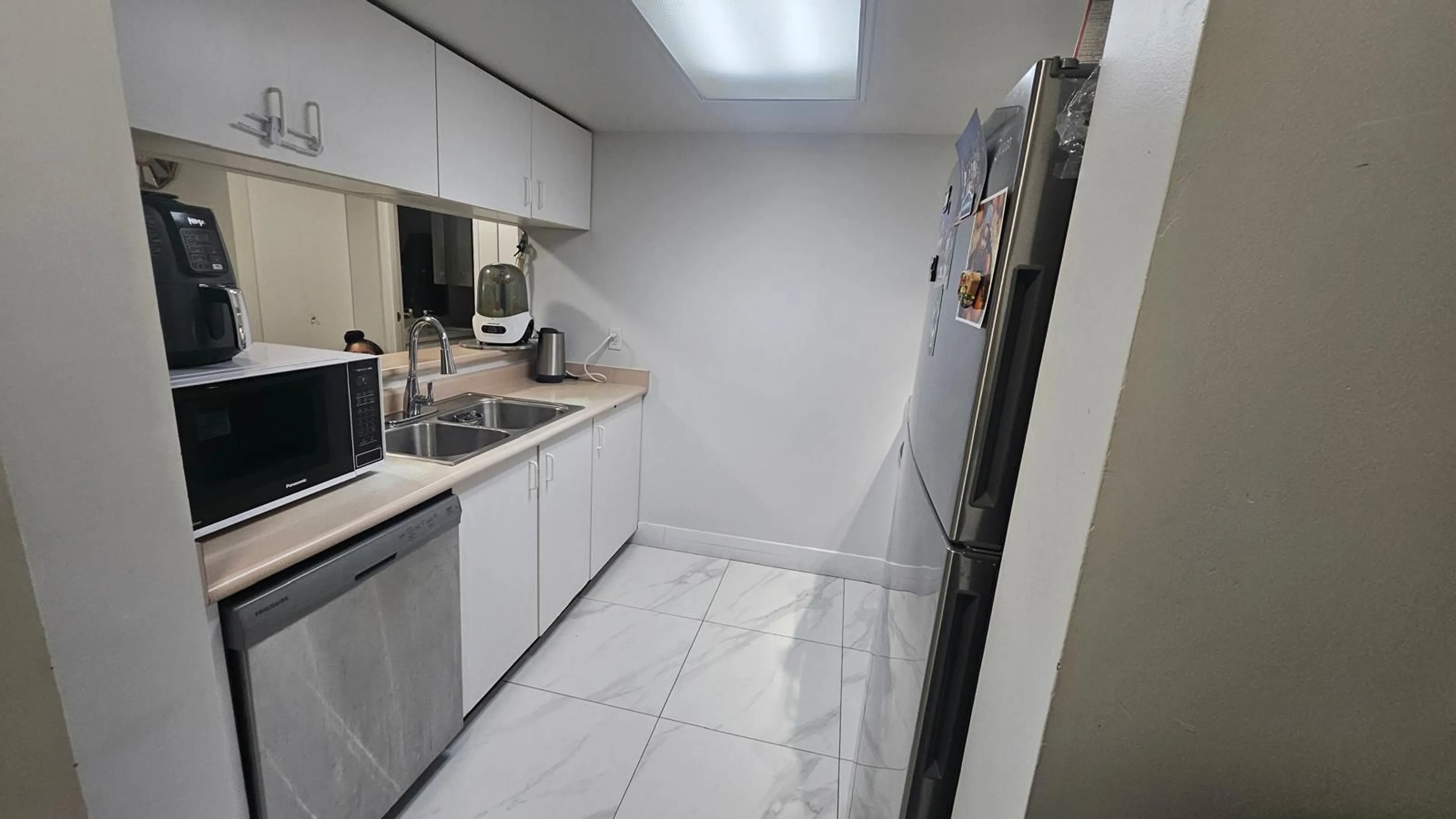 Standard kitchen, ceramic/tile floor for 1206 - 10523 UNIVERSITY DRIVE, Surrey British Columbia V3T5T8