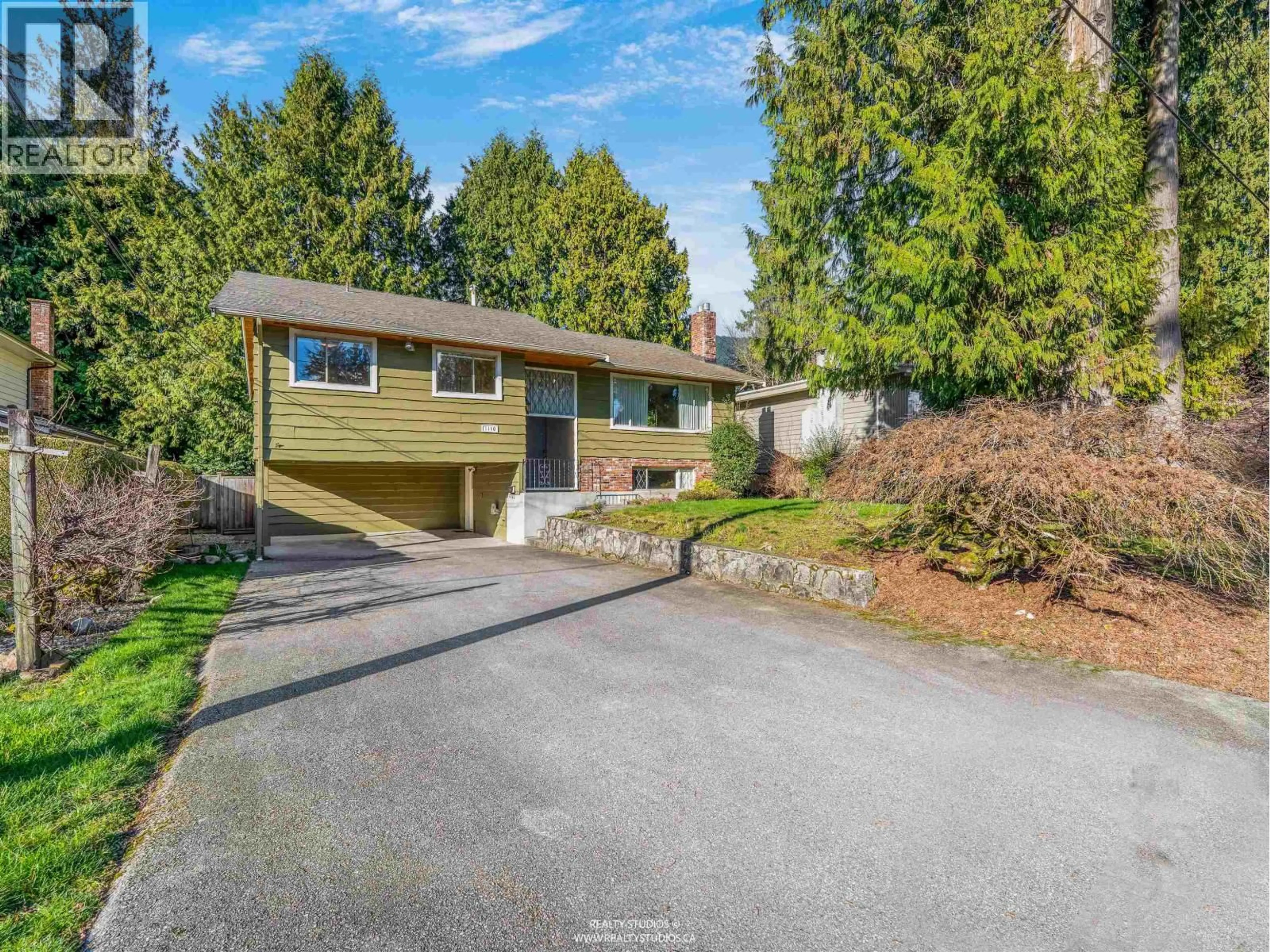 Home with vinyl exterior material, street for 1110 LODGE ROAD, North Vancouver British Columbia V7R1W8