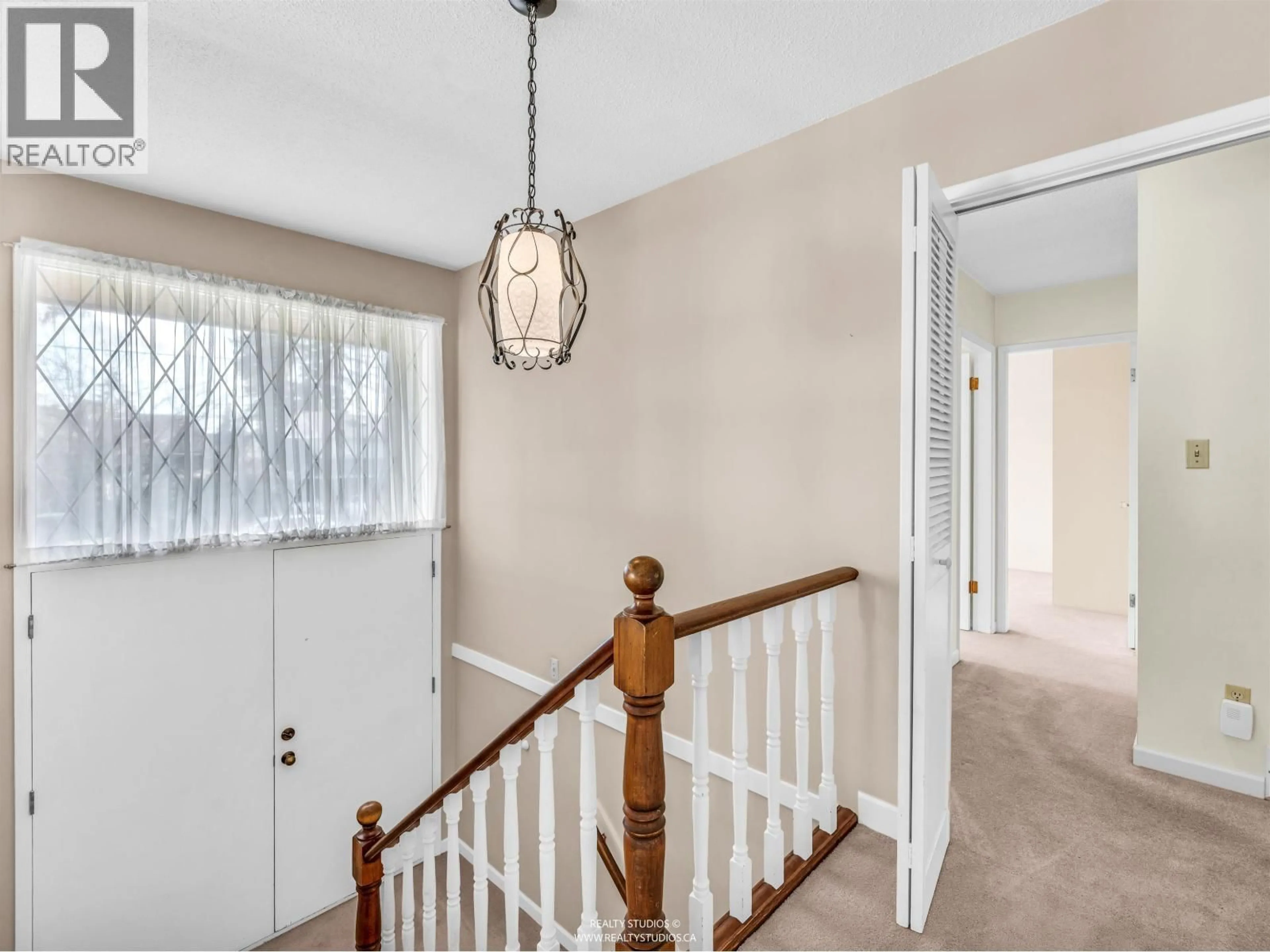 Indoor entryway for 1110 LODGE ROAD, North Vancouver British Columbia V7R1W8