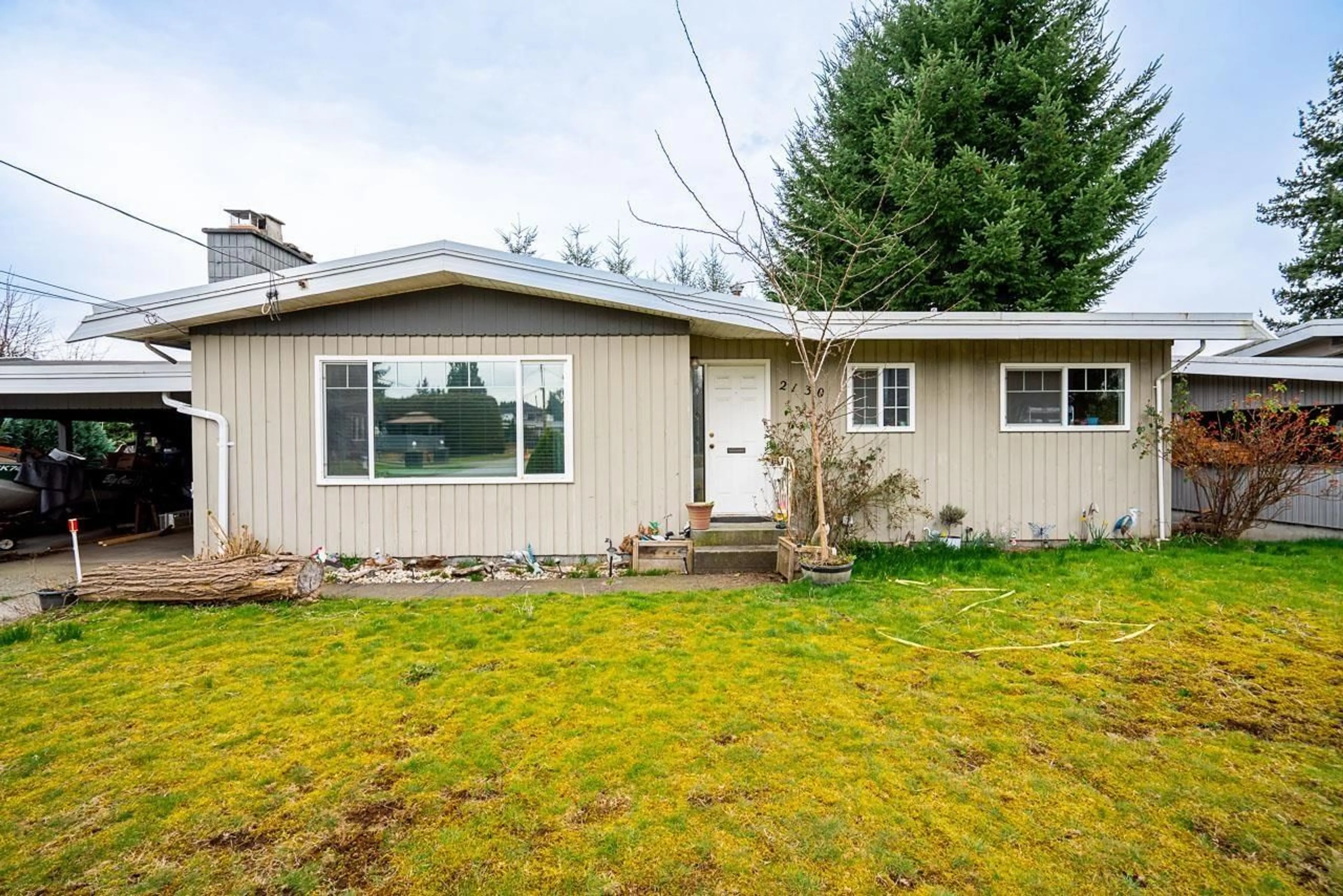 Home with vinyl exterior material, street for 2130 SANDALWOOD CRESCENT, Abbotsford British Columbia V2S3H7