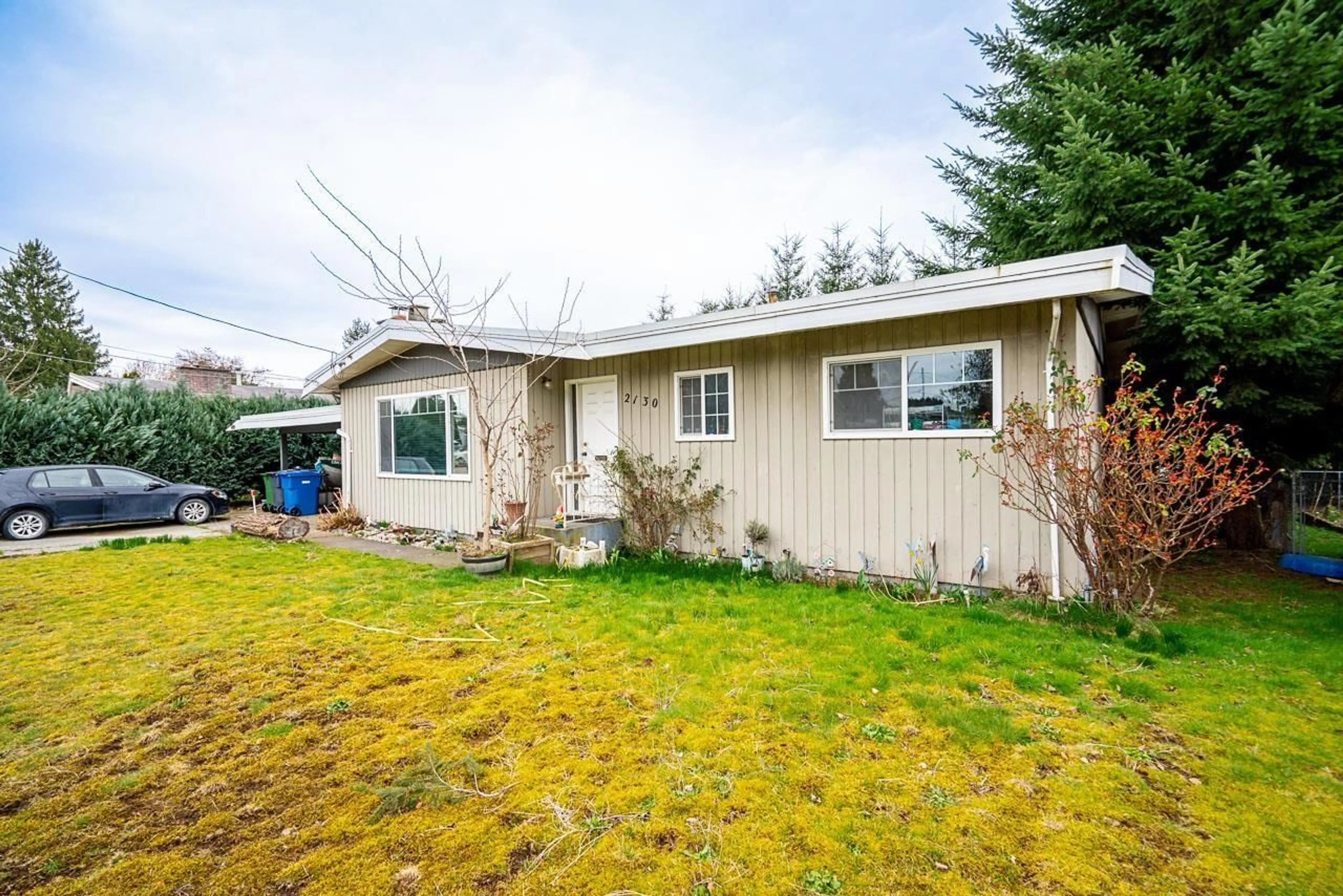 Home with vinyl exterior material, street for 2130 SANDALWOOD CRESCENT, Abbotsford British Columbia V2S3H7