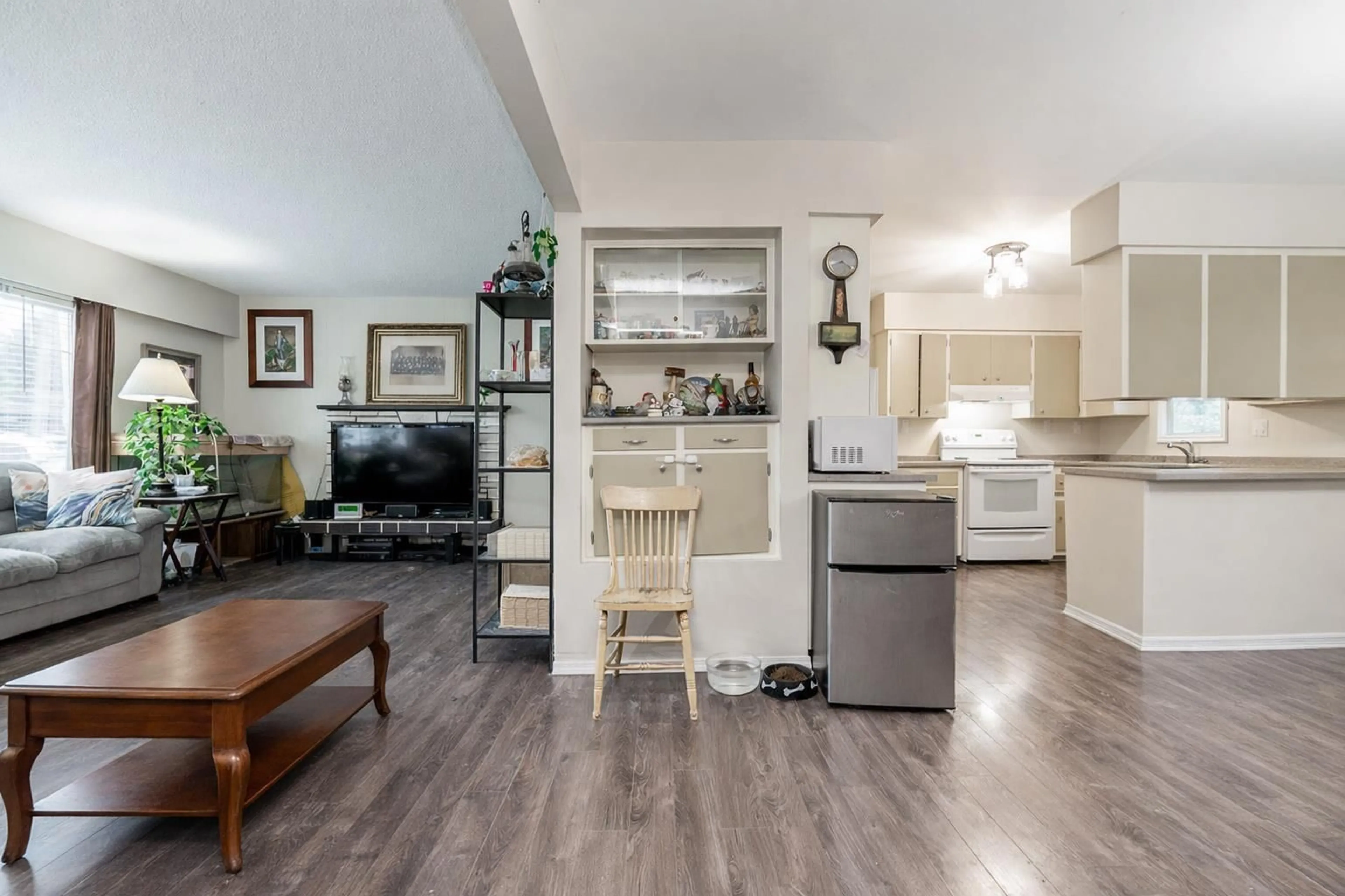 Open concept kitchen, wood/laminate floor for 2130 SANDALWOOD CRESCENT, Abbotsford British Columbia V2S3H7