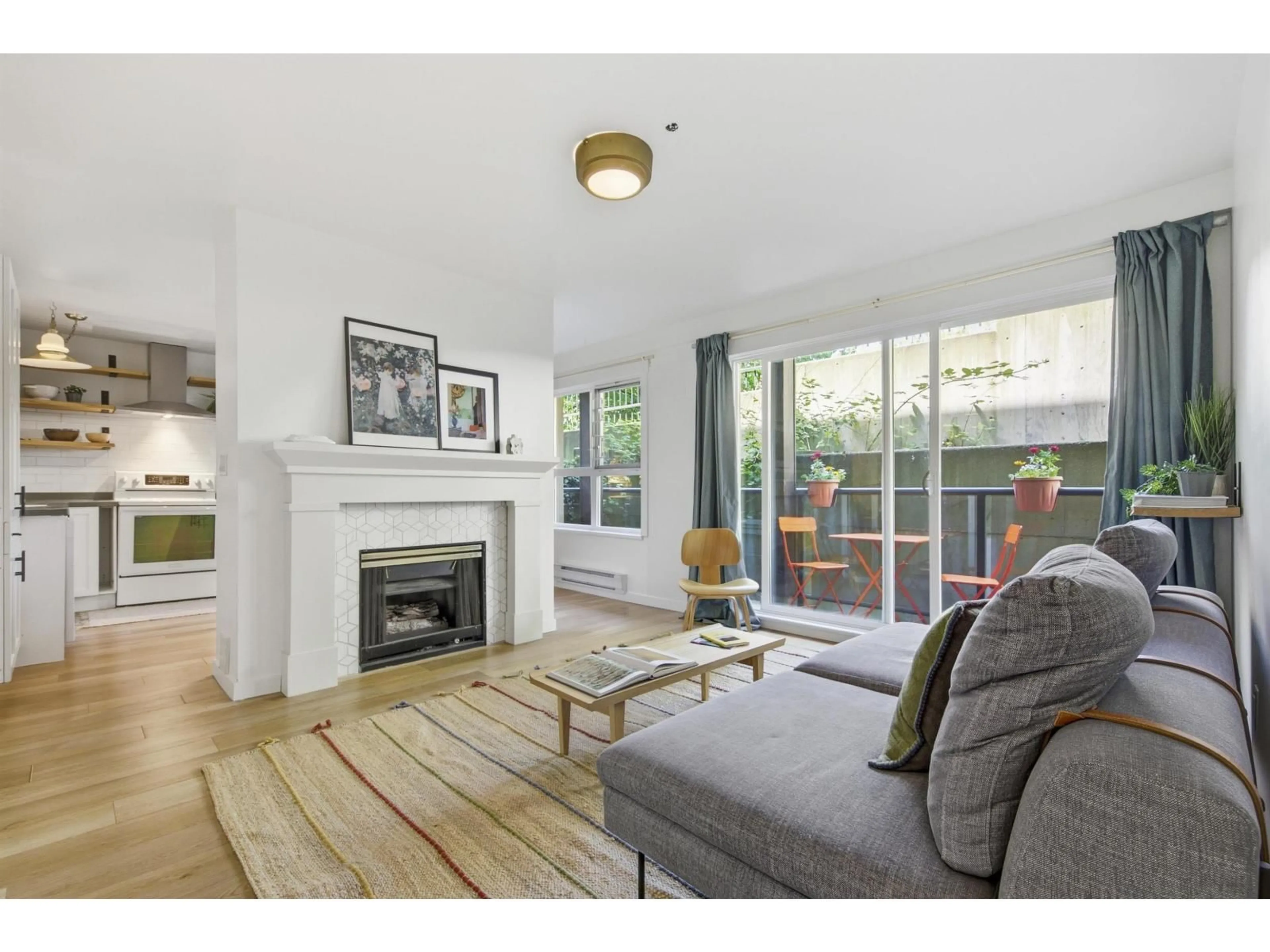 Living room with furniture, wood/laminate floor for 205 - 33165 2ND AVENUE, Mission British Columbia V2V6T8
