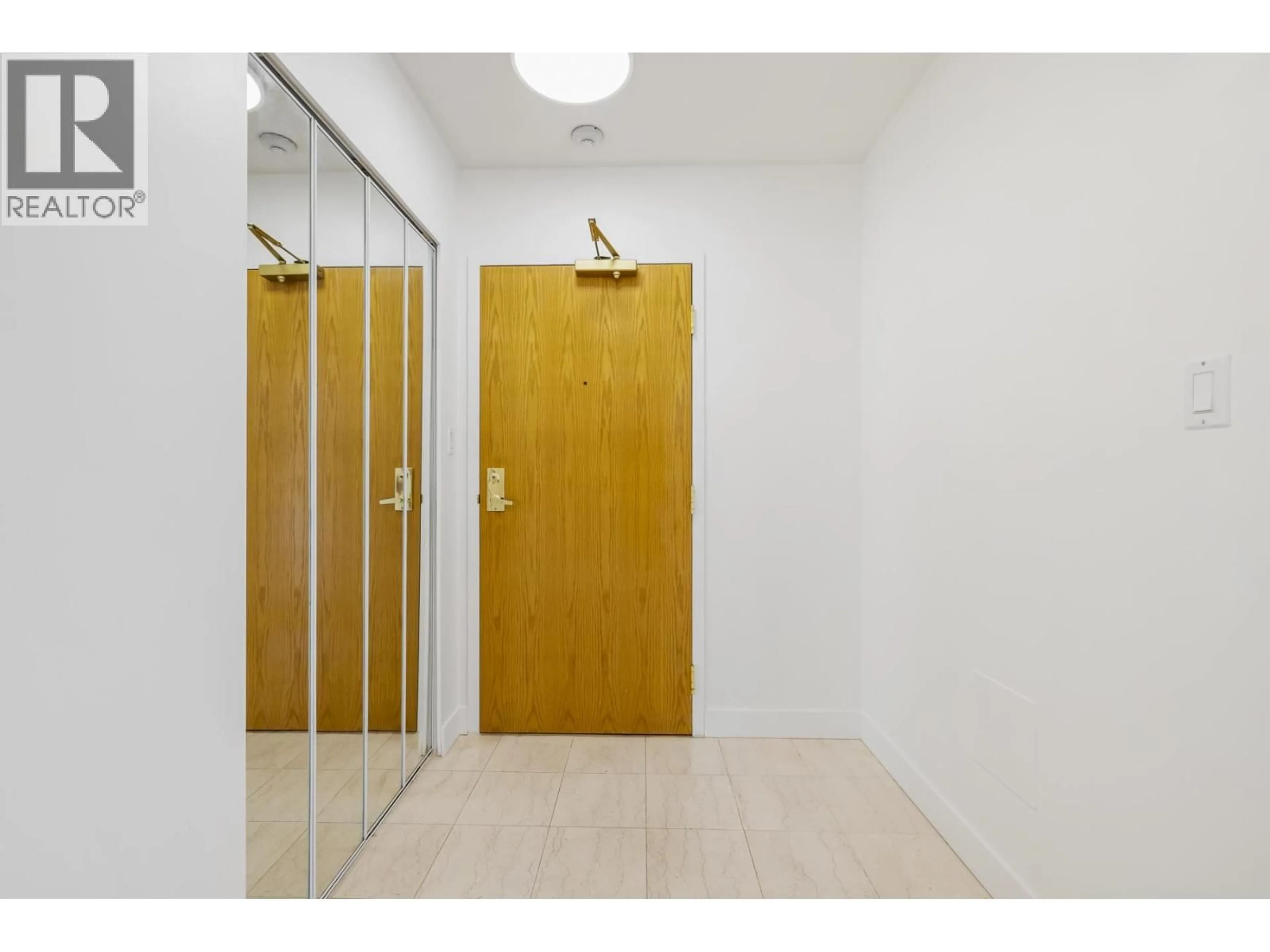 Indoor foyer for 402 - 9603 MANCHESTER DRIVE, Burnaby British Columbia V3N4Y7