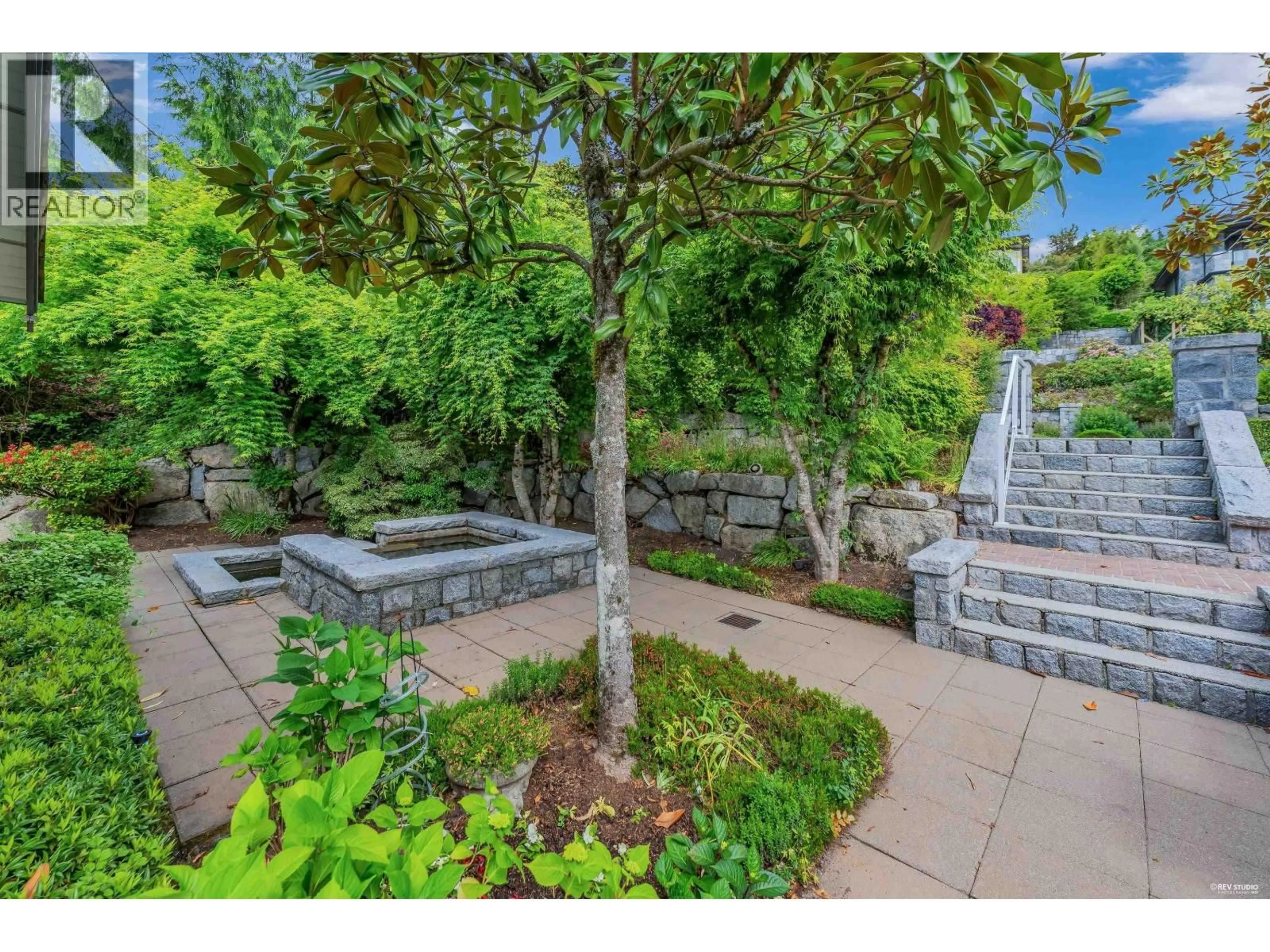 Patio, street for 2673 FOLKESTONE WAY, West Vancouver British Columbia V7S3H8