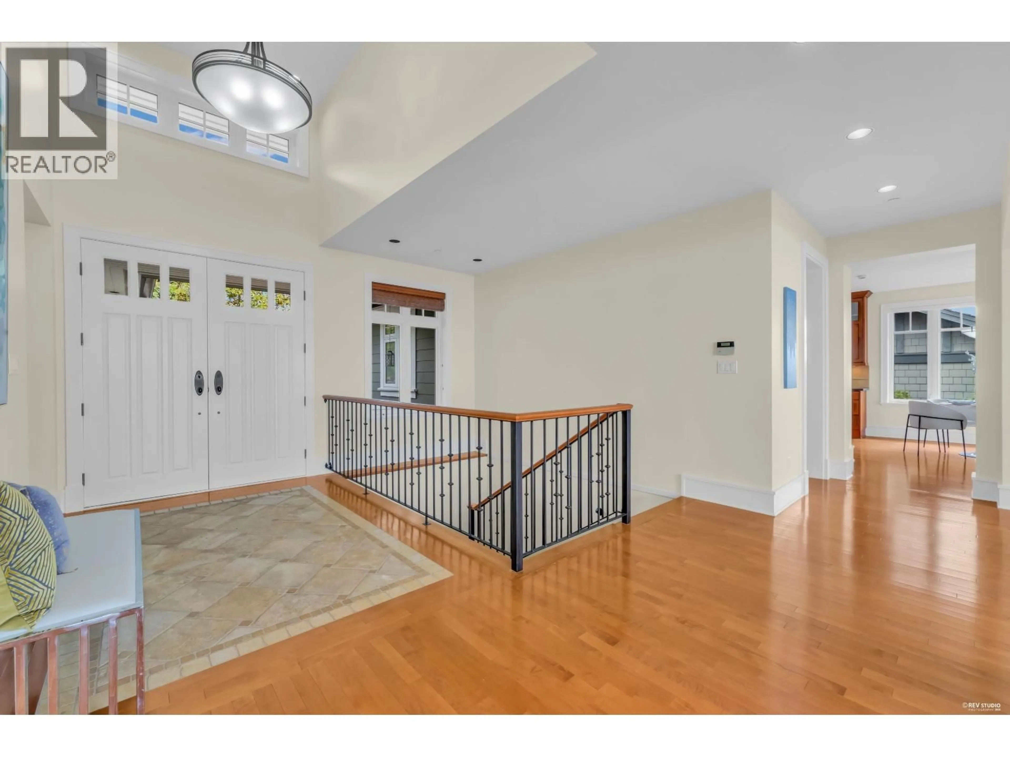 Indoor entryway for 2673 FOLKESTONE WAY, West Vancouver British Columbia V7S3H8