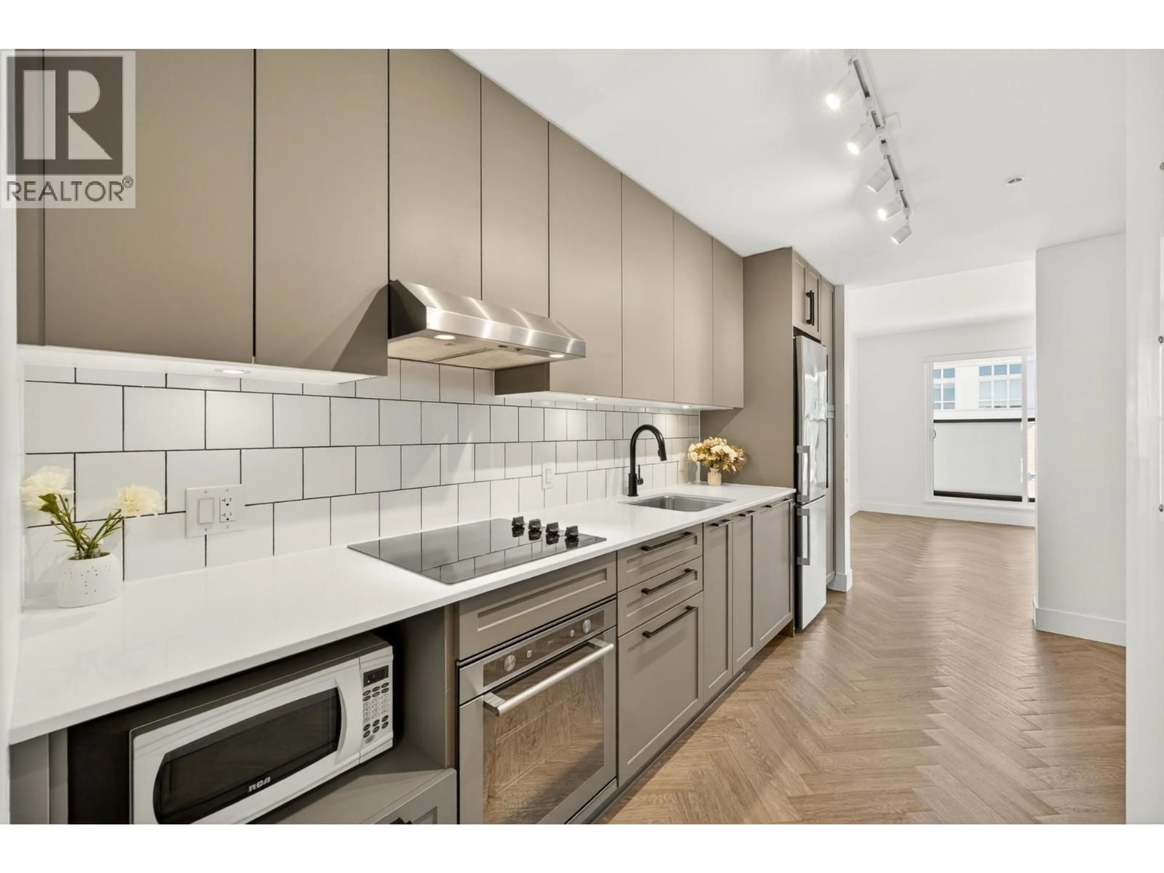 Open concept kitchen, ceramic/tile floor for 504 - 9228 SLOPES MEWS, Burnaby British Columbia V5A0E9
