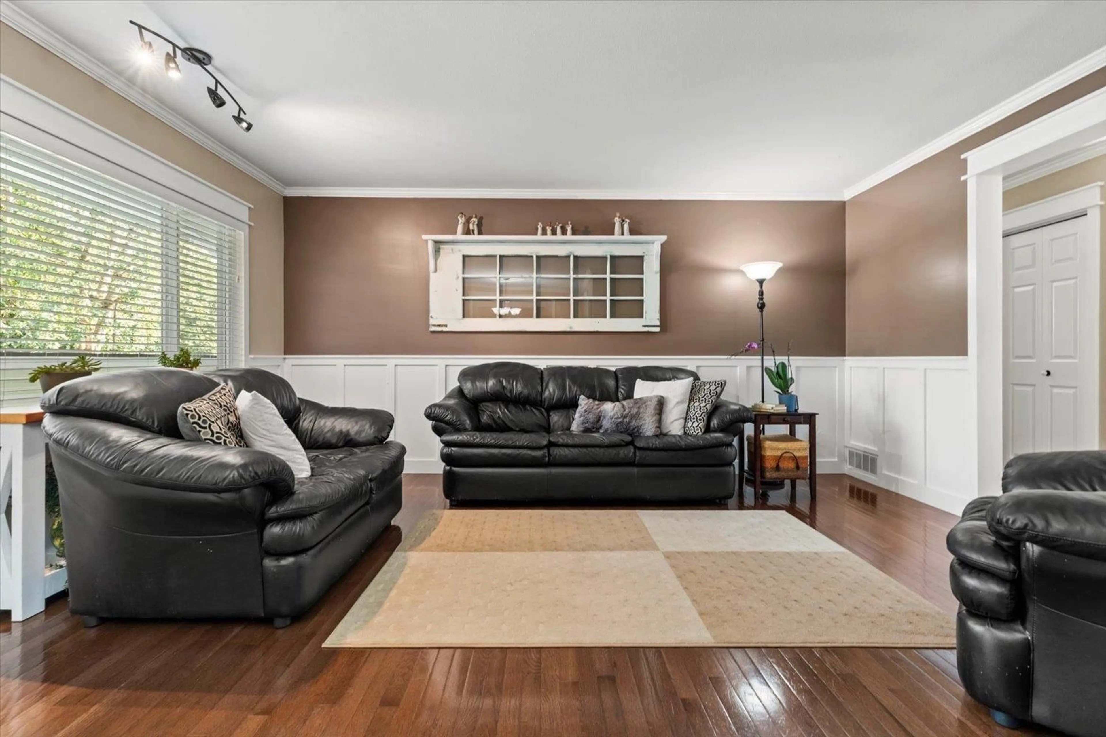 Living room with furniture, wood/laminate floor for 2052 PRIMROSE STREET, Abbotsford British Columbia V2S2Z1