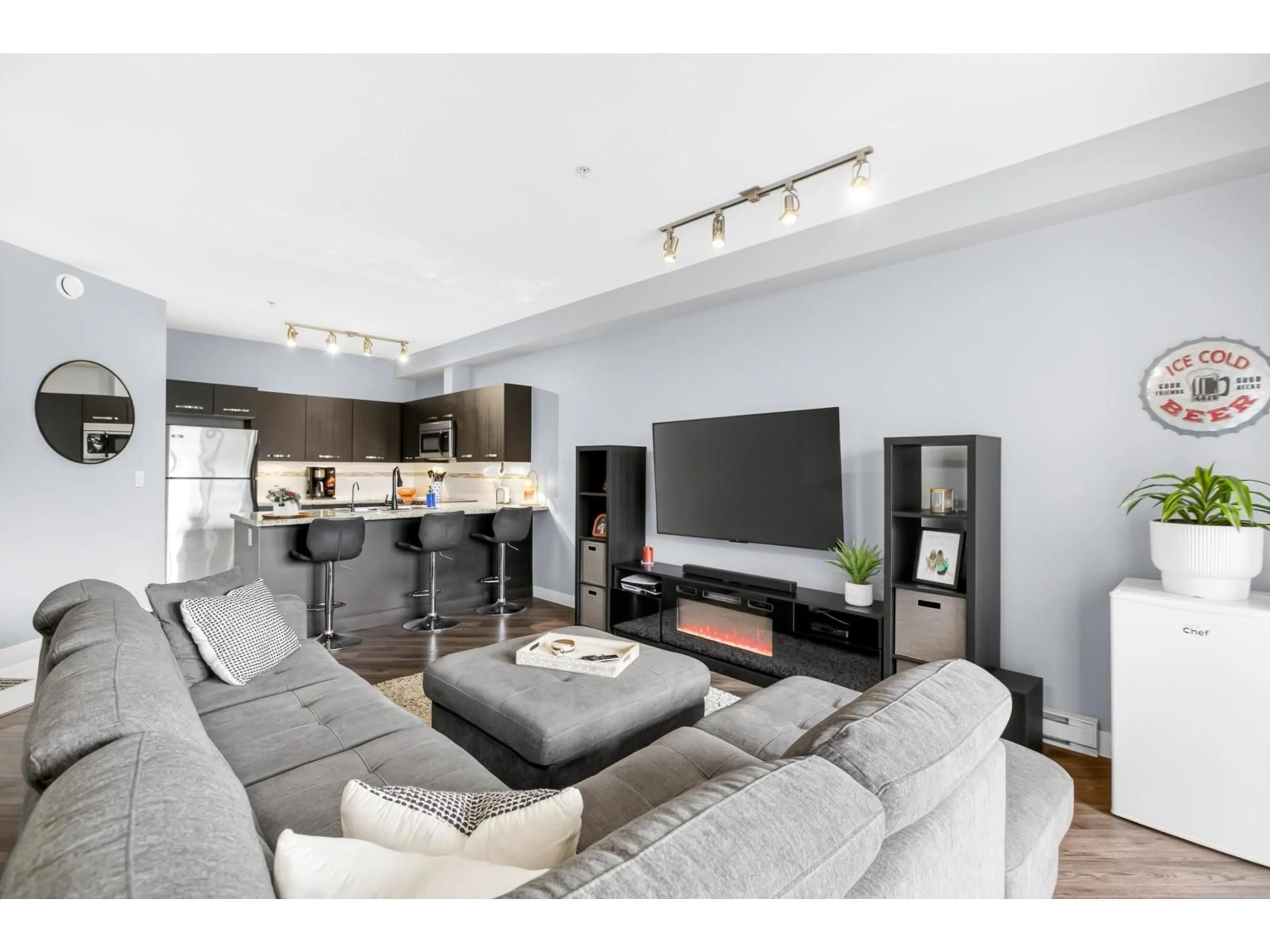 Living room with furniture, unknown for 215 - 1975 MCCALLUM ROAD, Abbotsford British Columbia V2S3N3