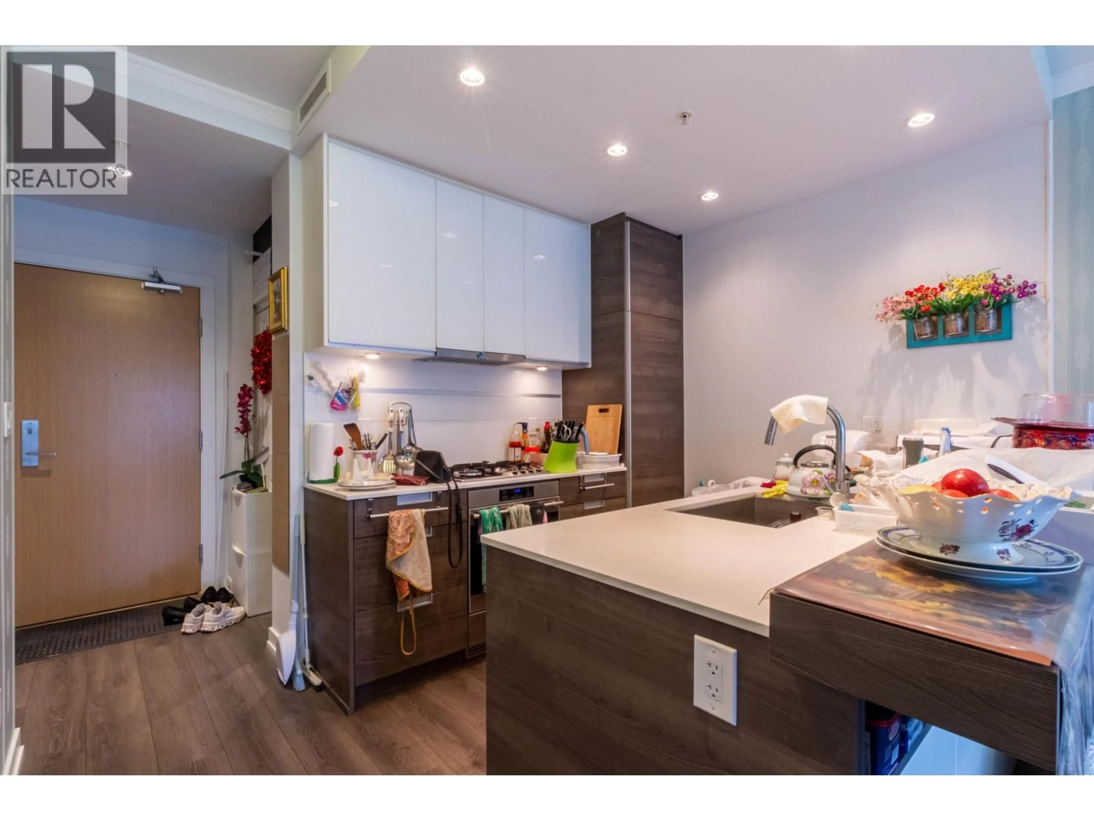 Open concept kitchen, wood/laminate floor for 602 - 4688 KINGSWAY, Burnaby British Columbia V5H0E9