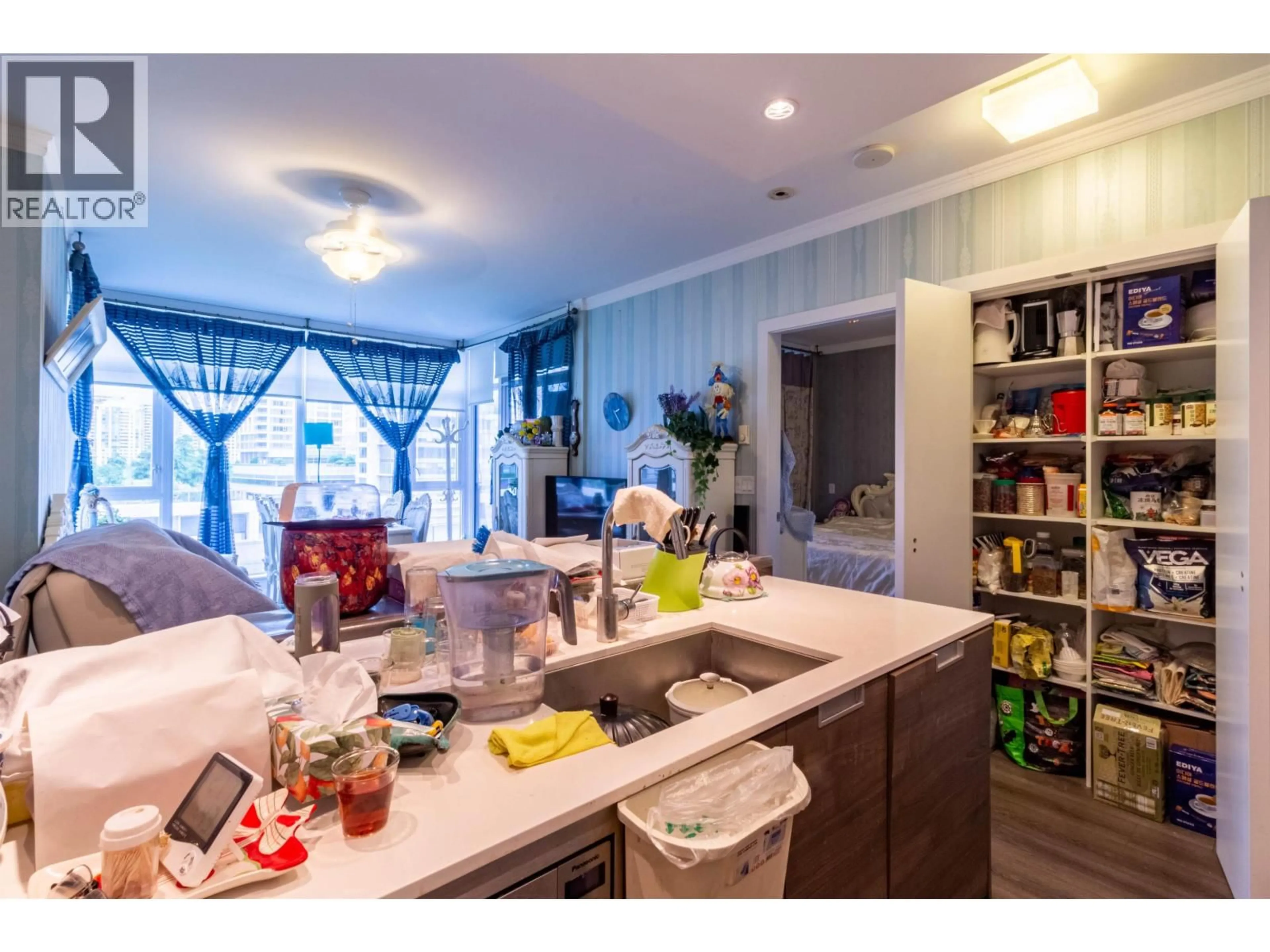 Open concept kitchen, unknown for 602 - 4688 KINGSWAY, Burnaby British Columbia V5H0E9