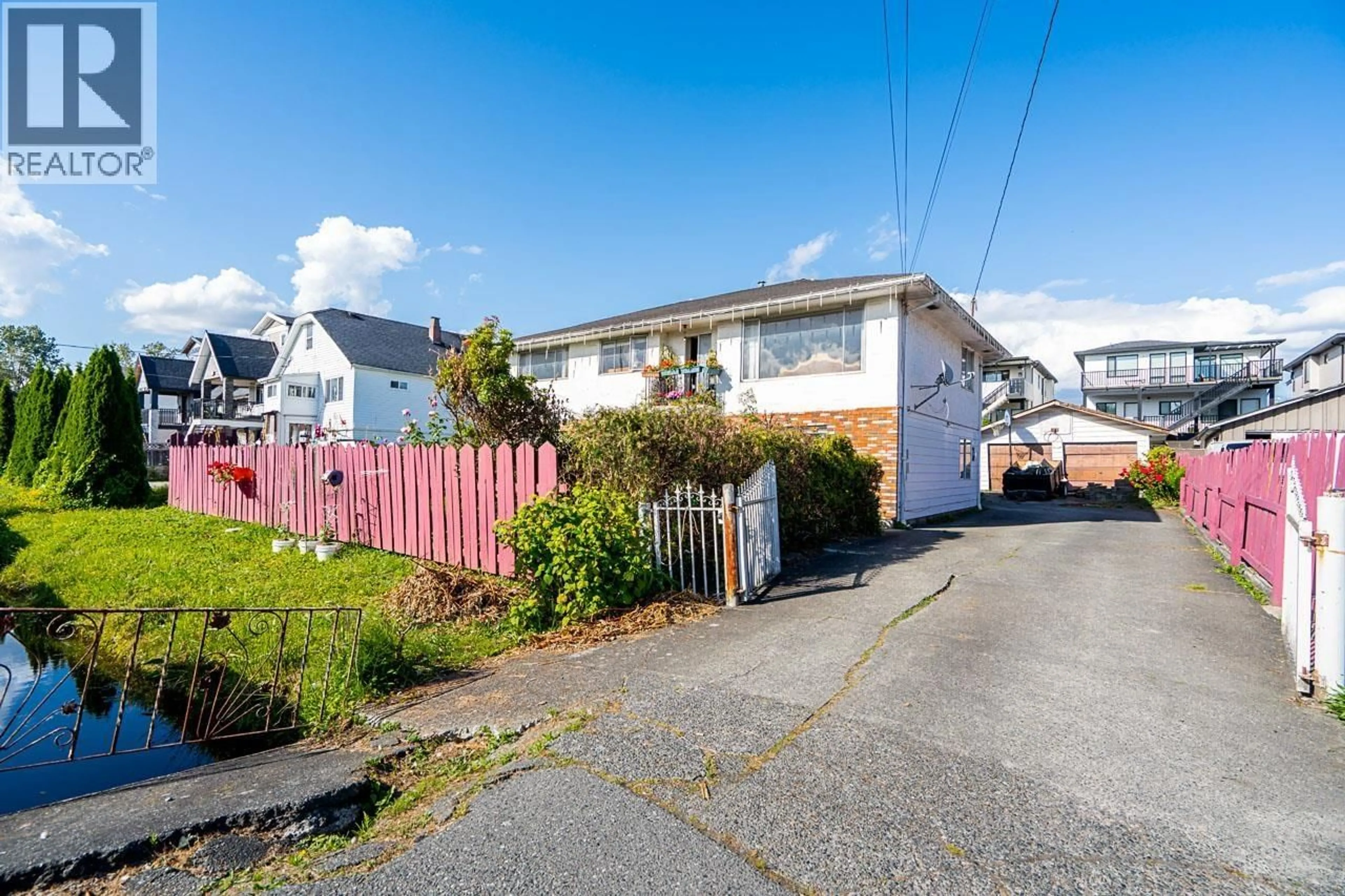 A pic from outside/outdoor area/front of a property/back of a property/a pic from drone, street for 343 PEMBINA STREET, New Westminster British Columbia V3M5J5
