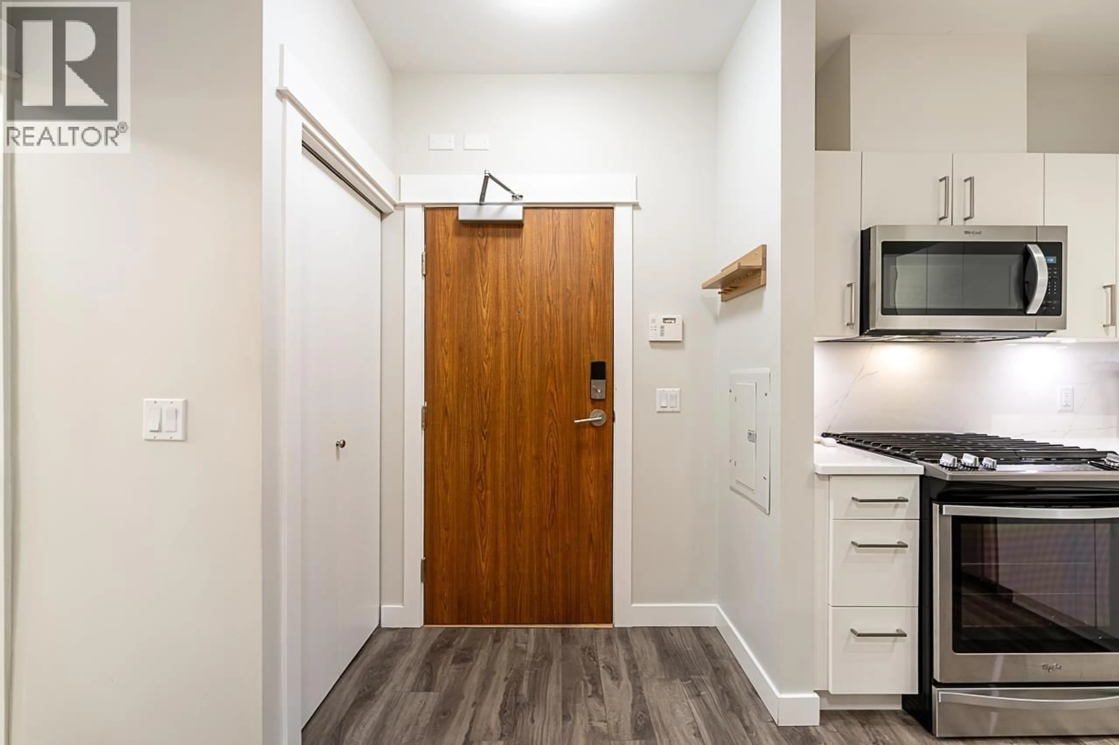 Indoor entryway for 103 - 1468 ST. ANDREWS AVENUE, North Vancouver British Columbia V7L0A8