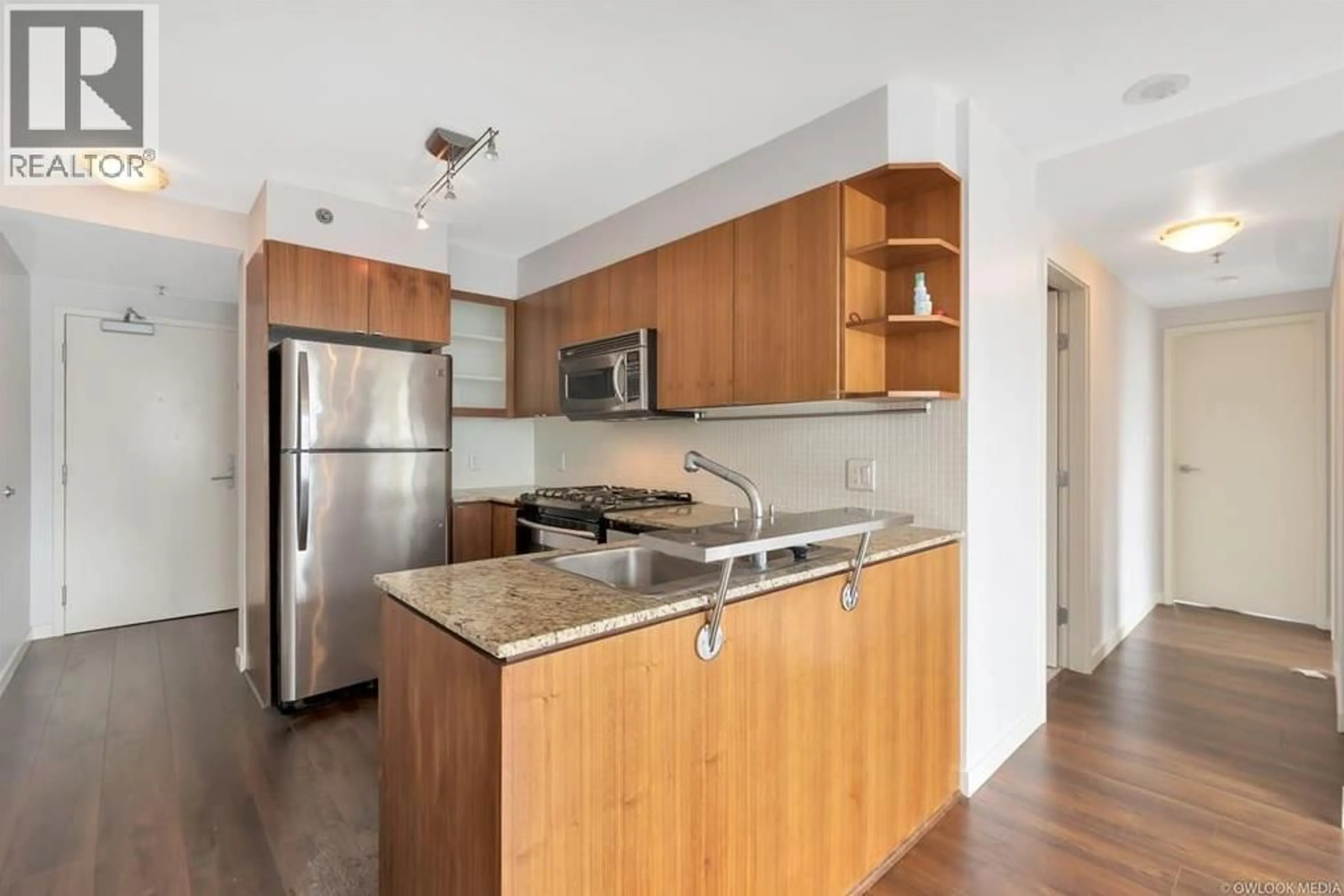 Standard kitchen, wood/laminate floor for 906 - 822 SEYMOUR STREET, Vancouver British Columbia V6B1L7