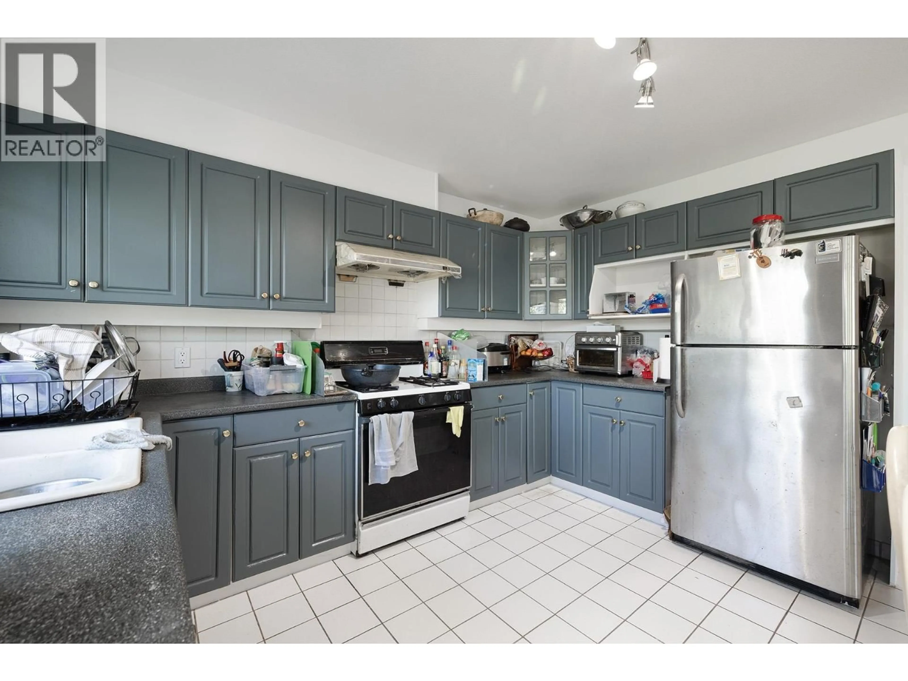 Standard kitchen, ceramic/tile floor for 2613 PARKER STREET, Vancouver British Columbia V5K2T5