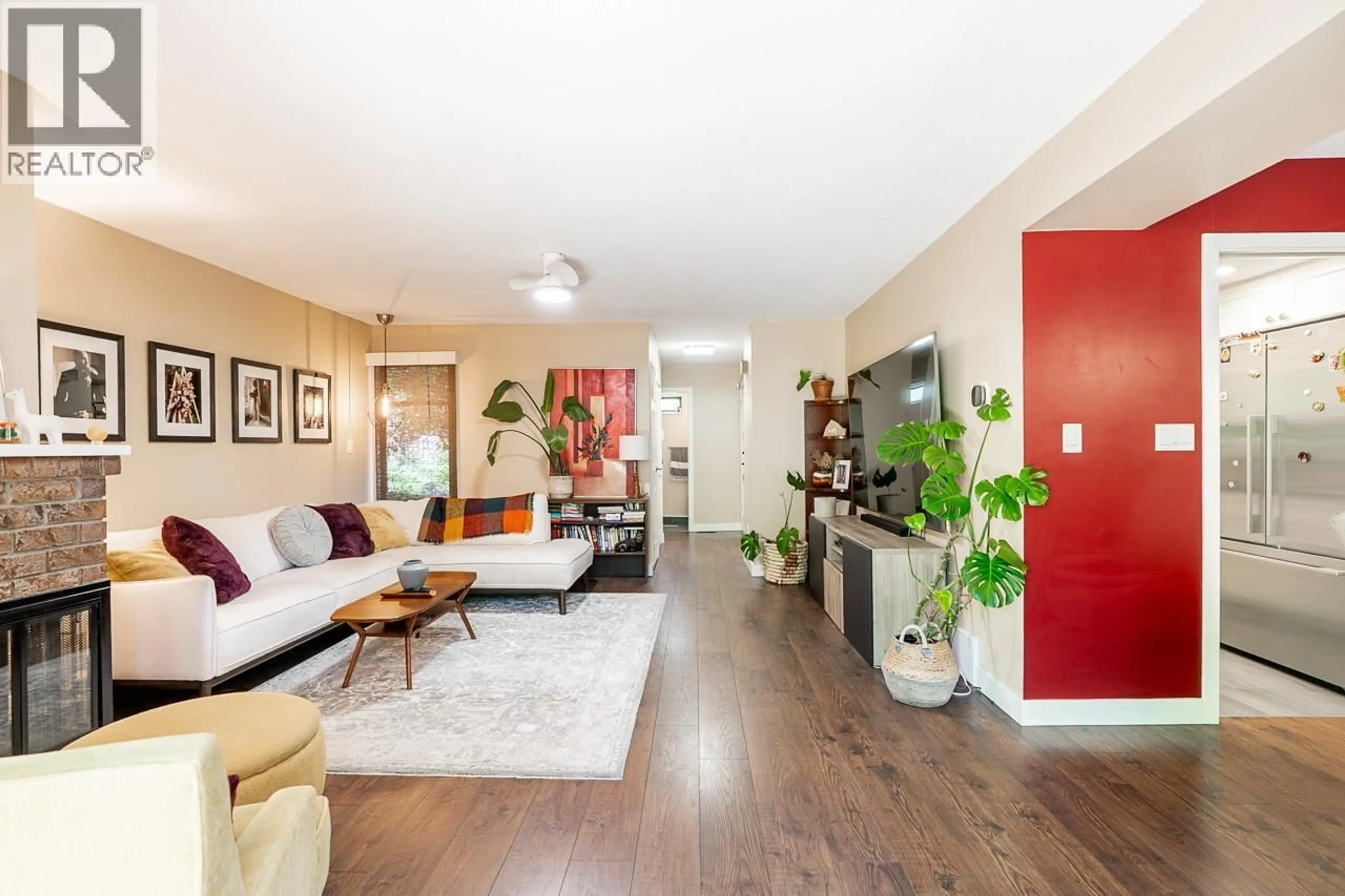 Living room with furniture, wood/laminate floor for 11 - 3350 ROSEMONT DRIVE, Vancouver British Columbia V5S2C9