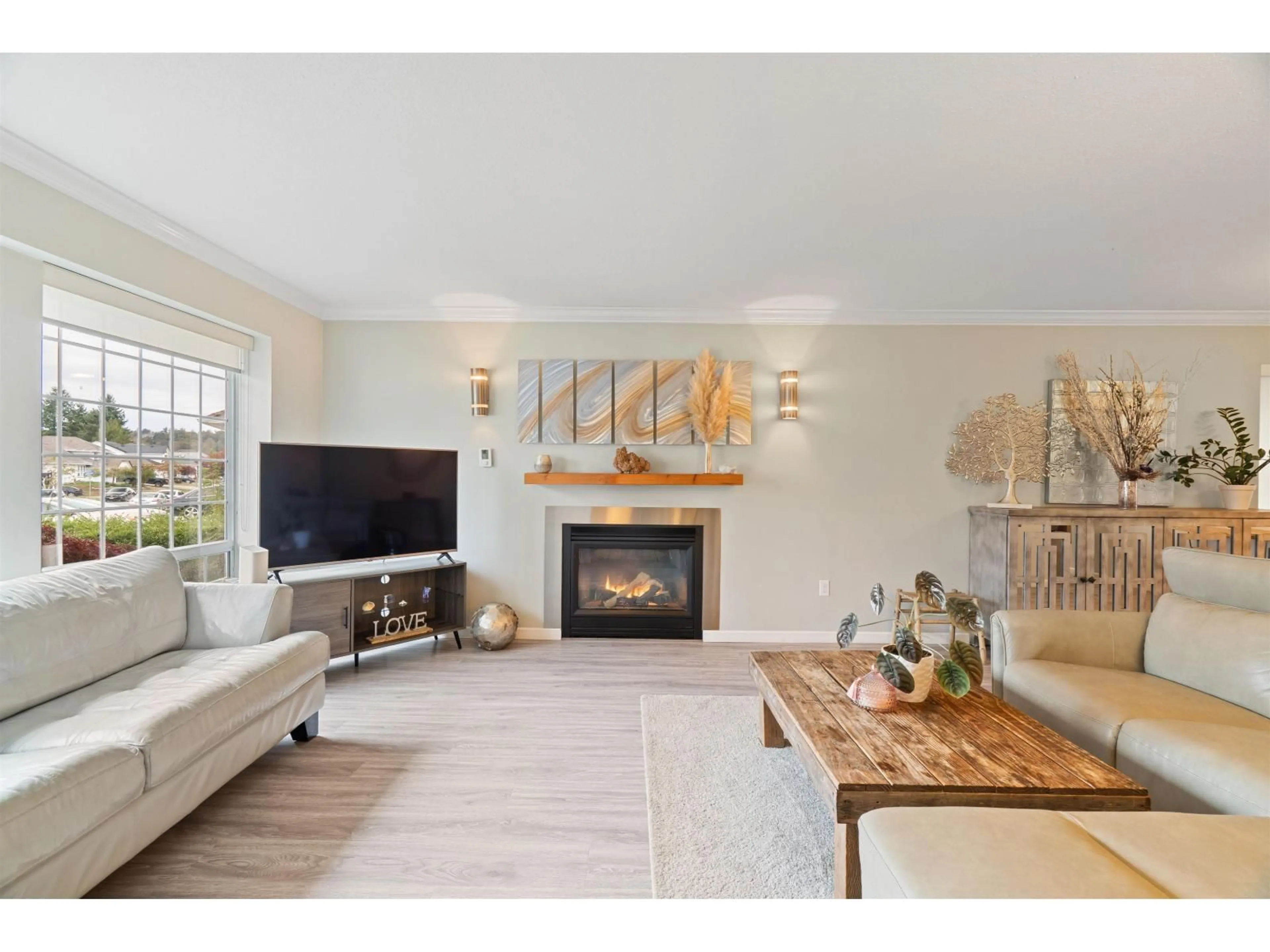 Living room with furniture, wood/laminate floor for 32345 CLINTON AVENUE, Abbotsford British Columbia V2T5B3