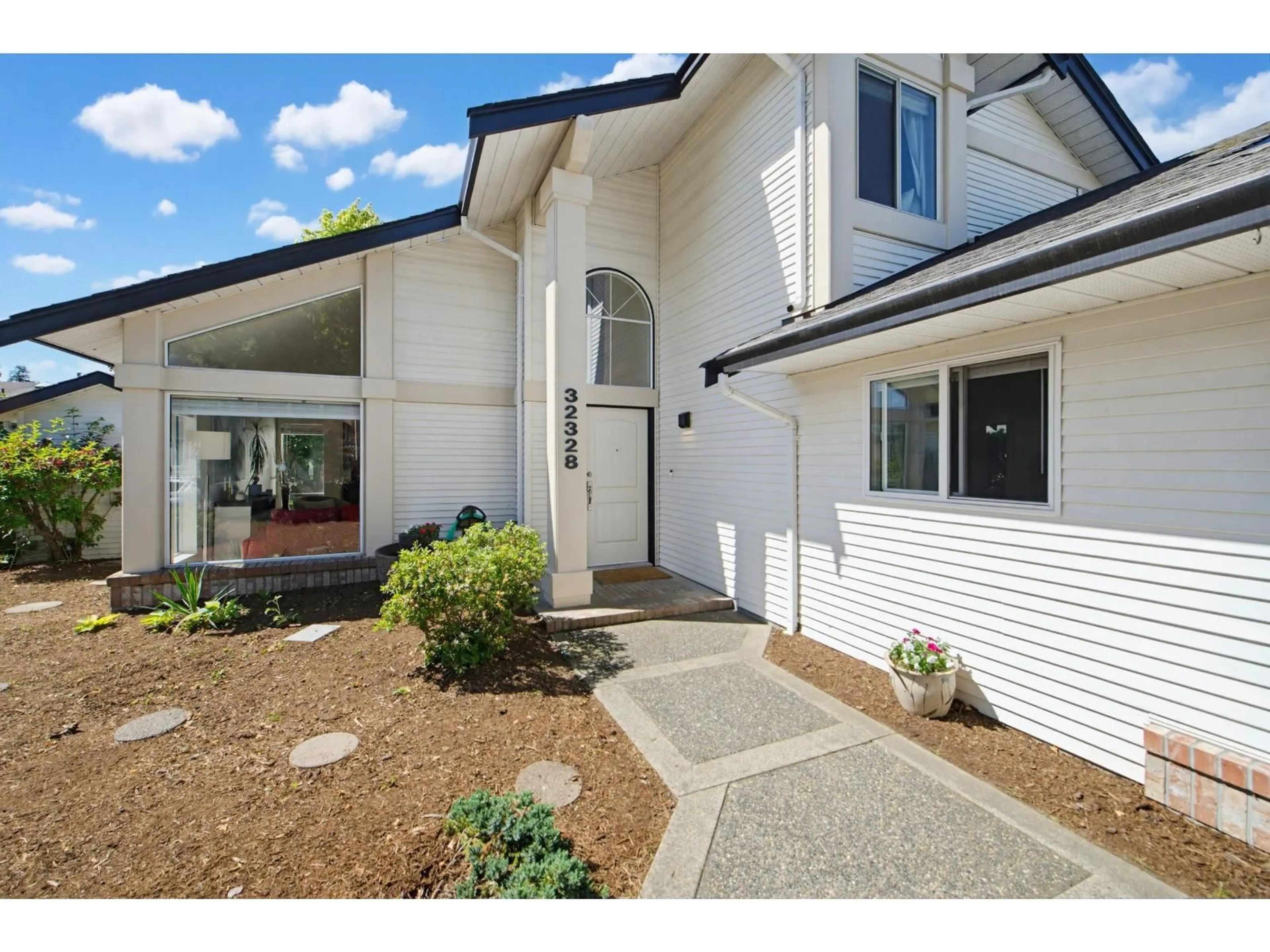Home with vinyl exterior material, street for 32328 SLOCAN DRIVE, Abbotsford British Columbia V2T5C9