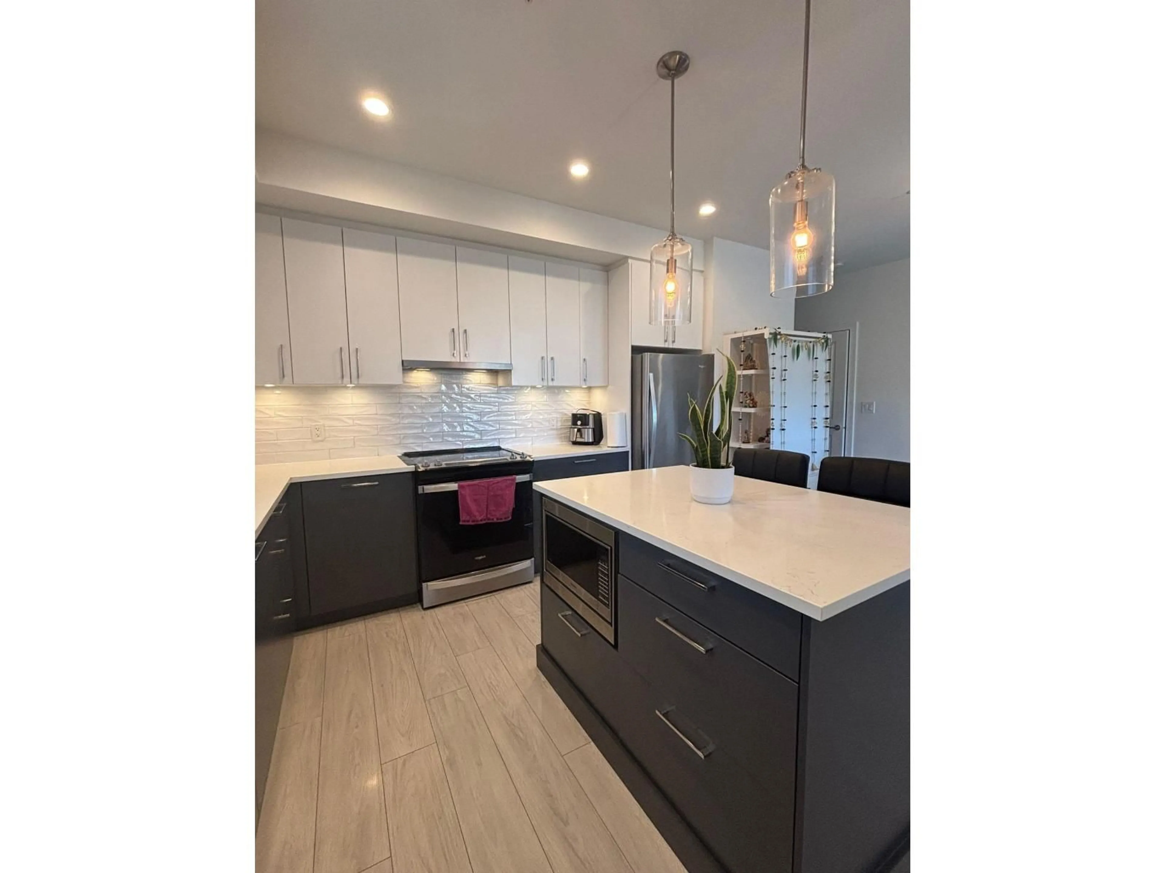 Contemporary kitchen, unknown for B316 - 20834 80 AVENUE, Langley British Columbia V2Y3M6