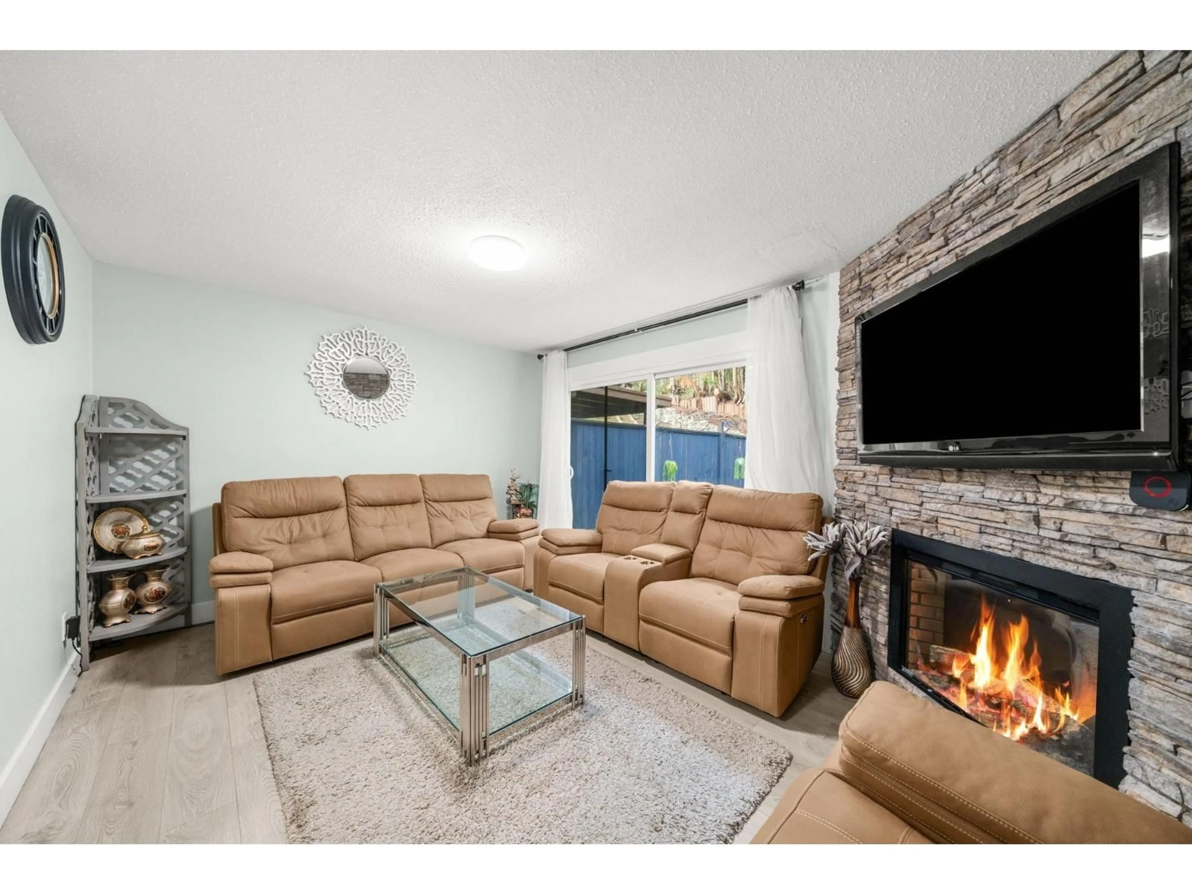 Living room with furniture, unknown for 2725 SANDON DRIVE, Abbotsford British Columbia V2S7J3