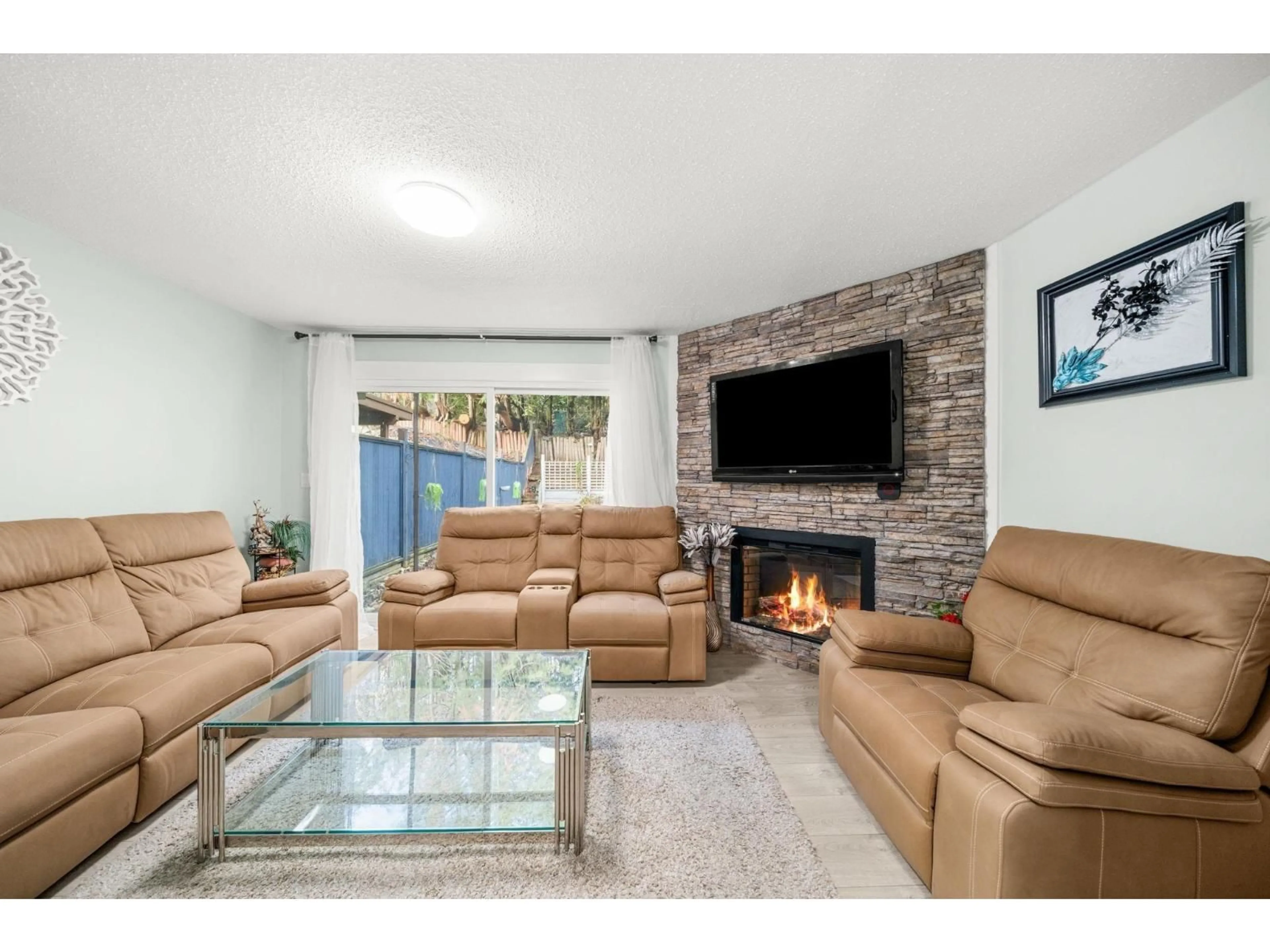 Living room with furniture, unknown for 2725 SANDON DRIVE, Abbotsford British Columbia V2S7J3