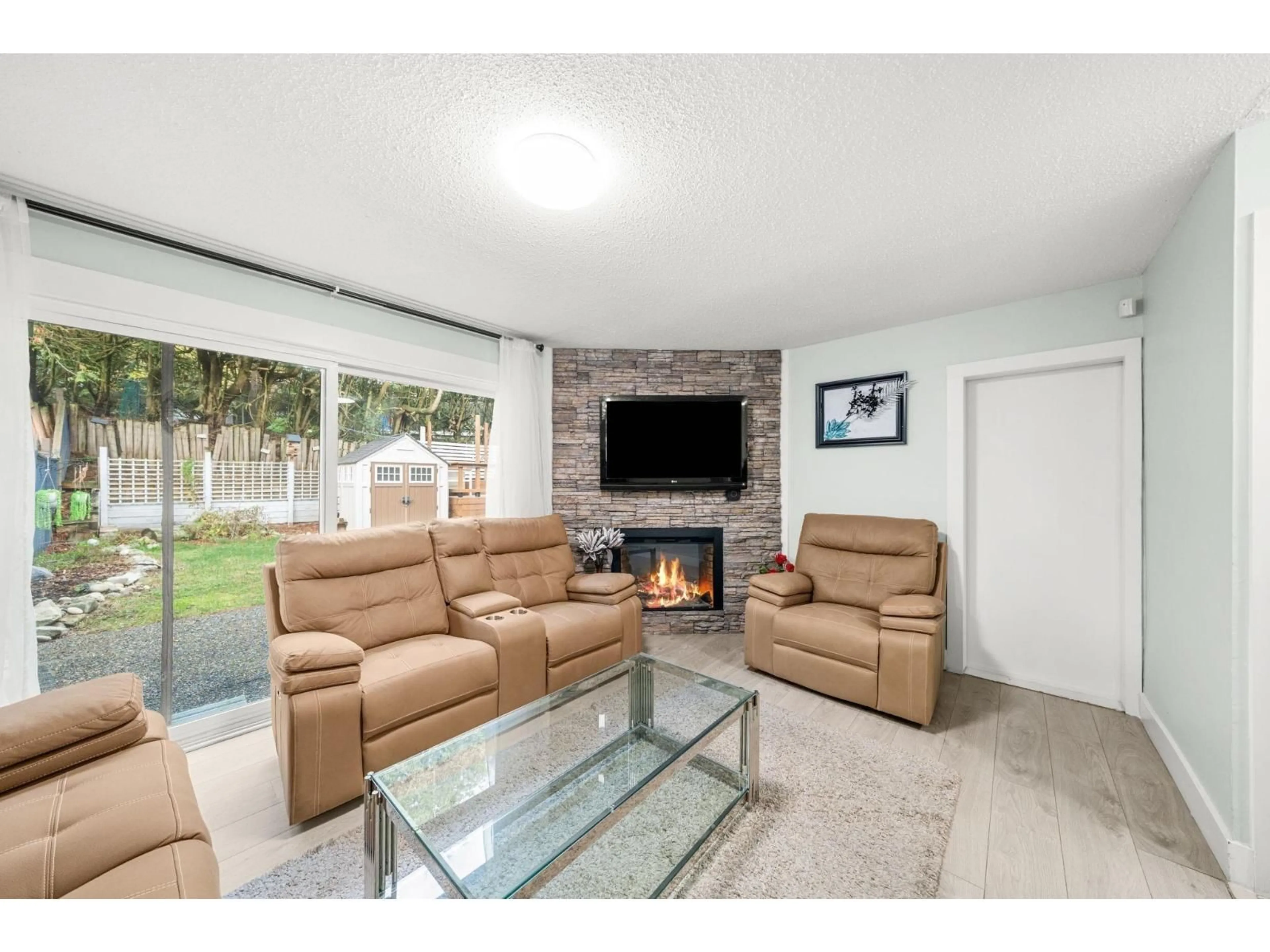 Living room with furniture, unknown for 2725 SANDON DRIVE, Abbotsford British Columbia V2S7J3