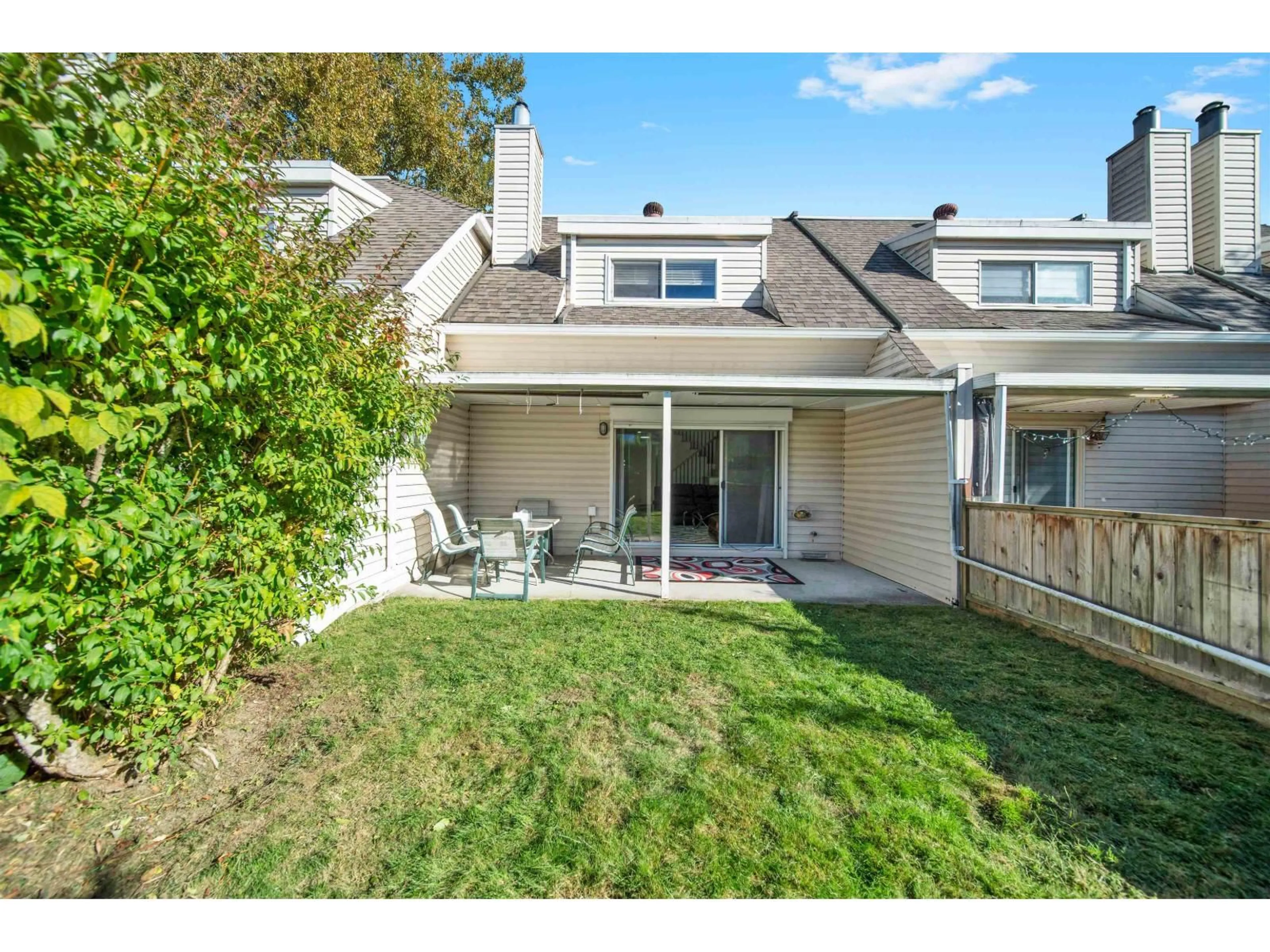 Patio, mountain view for 2 - 7560 138 STREET, Surrey British Columbia V3W0A9
