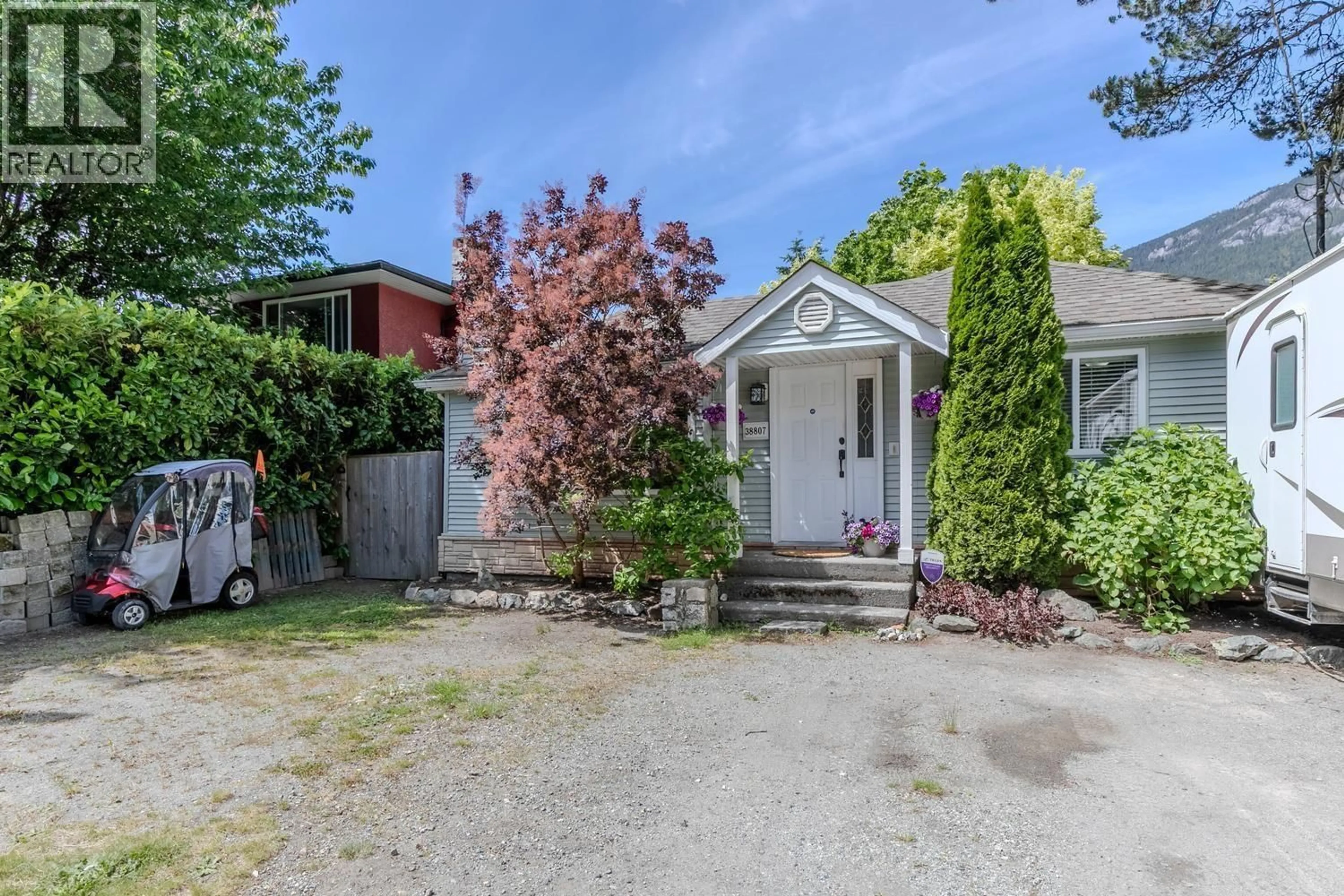 A pic from outside/outdoor area/front of a property/back of a property/a pic from drone, street for 38807 BRITANNIA AVENUE, Squamish British Columbia V8B0A7