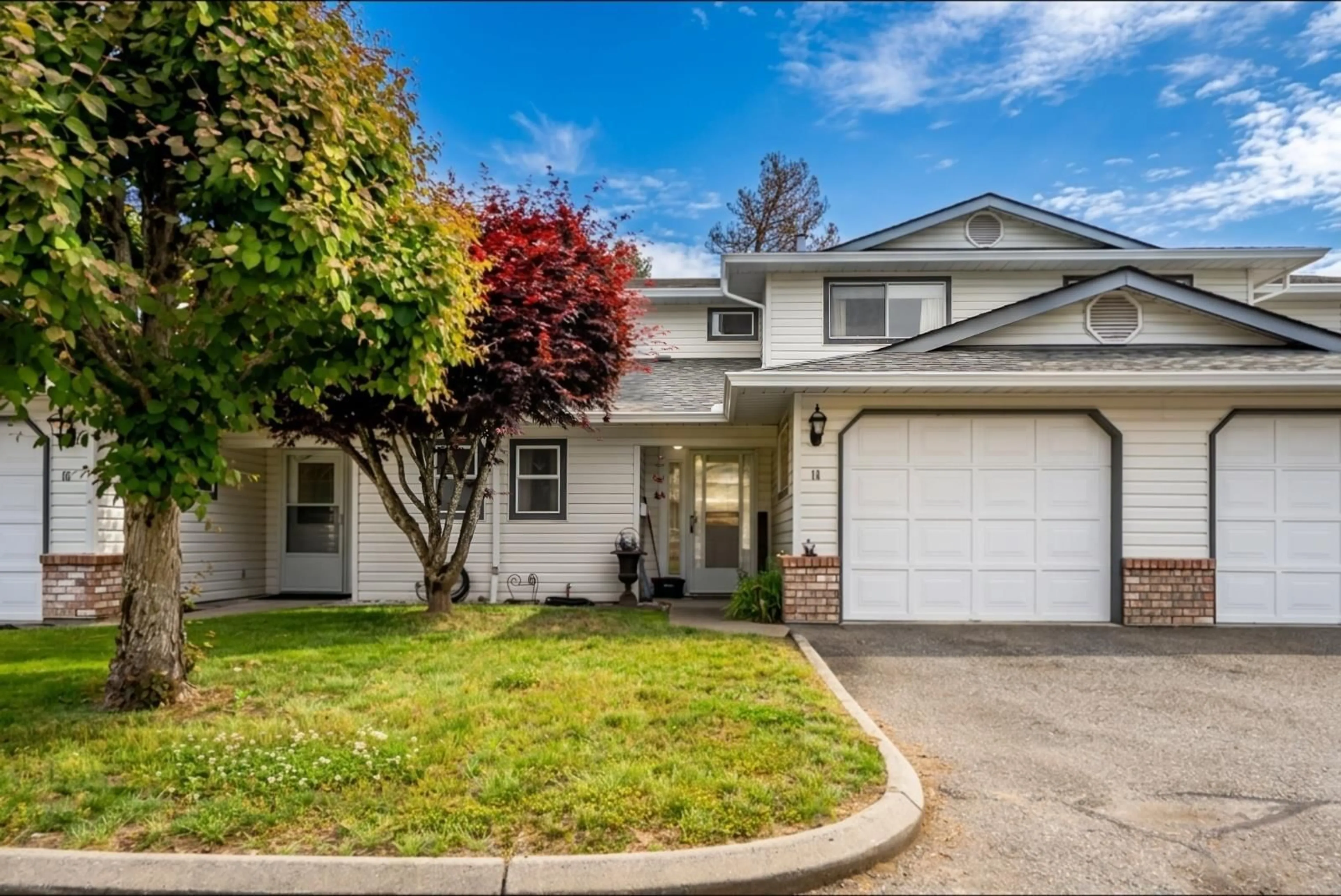 Home with vinyl exterior material, street for 14 - 32165 7TH AVENUE, Mission British Columbia V2V2A9
