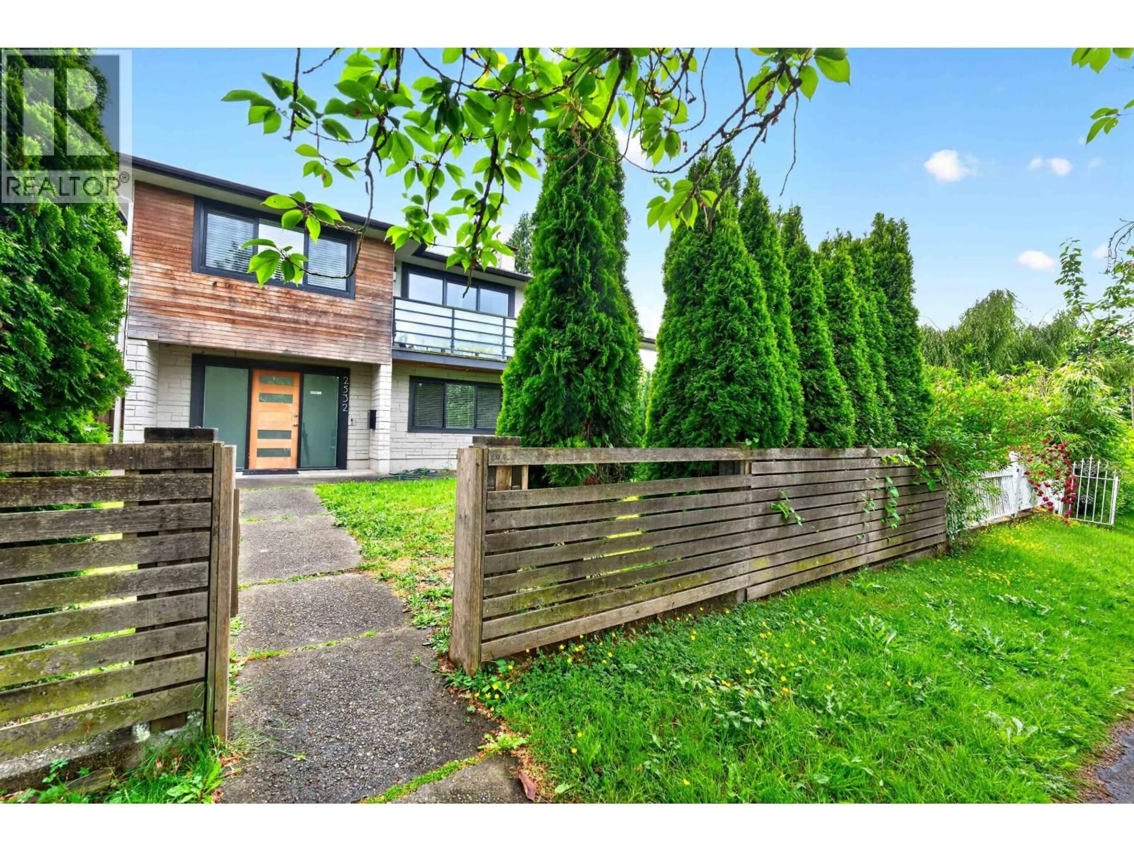 A pic from outside/outdoor area/front of a property/back of a property/a pic from drone, street for 2532 24TH AVENUE, Vancouver British Columbia V5R1C9