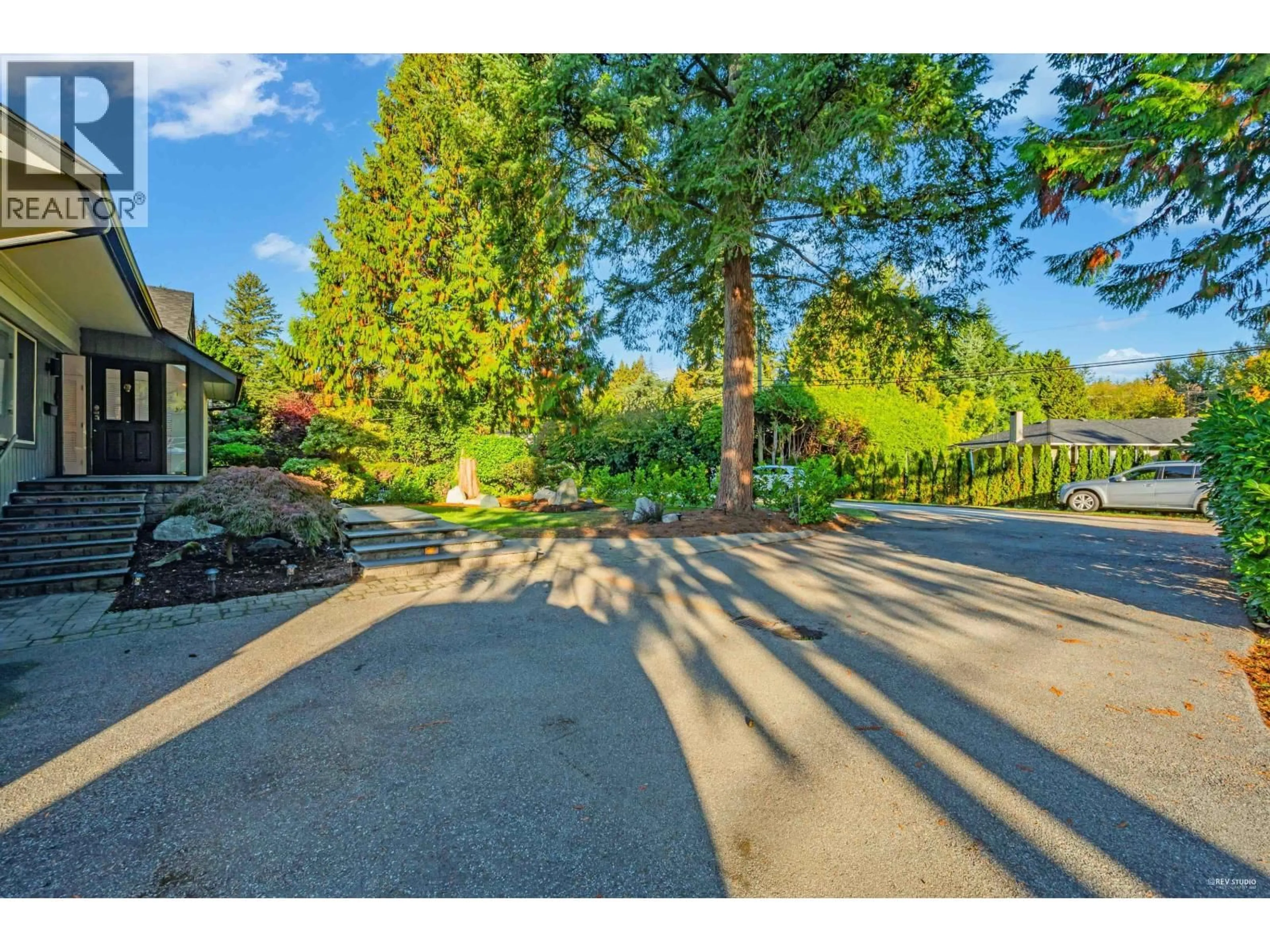 A pic from outside/outdoor area/front of a property/back of a property/a pic from drone, unknown for 310 MACBETH CRESCENT, West Vancouver British Columbia V7T1V7