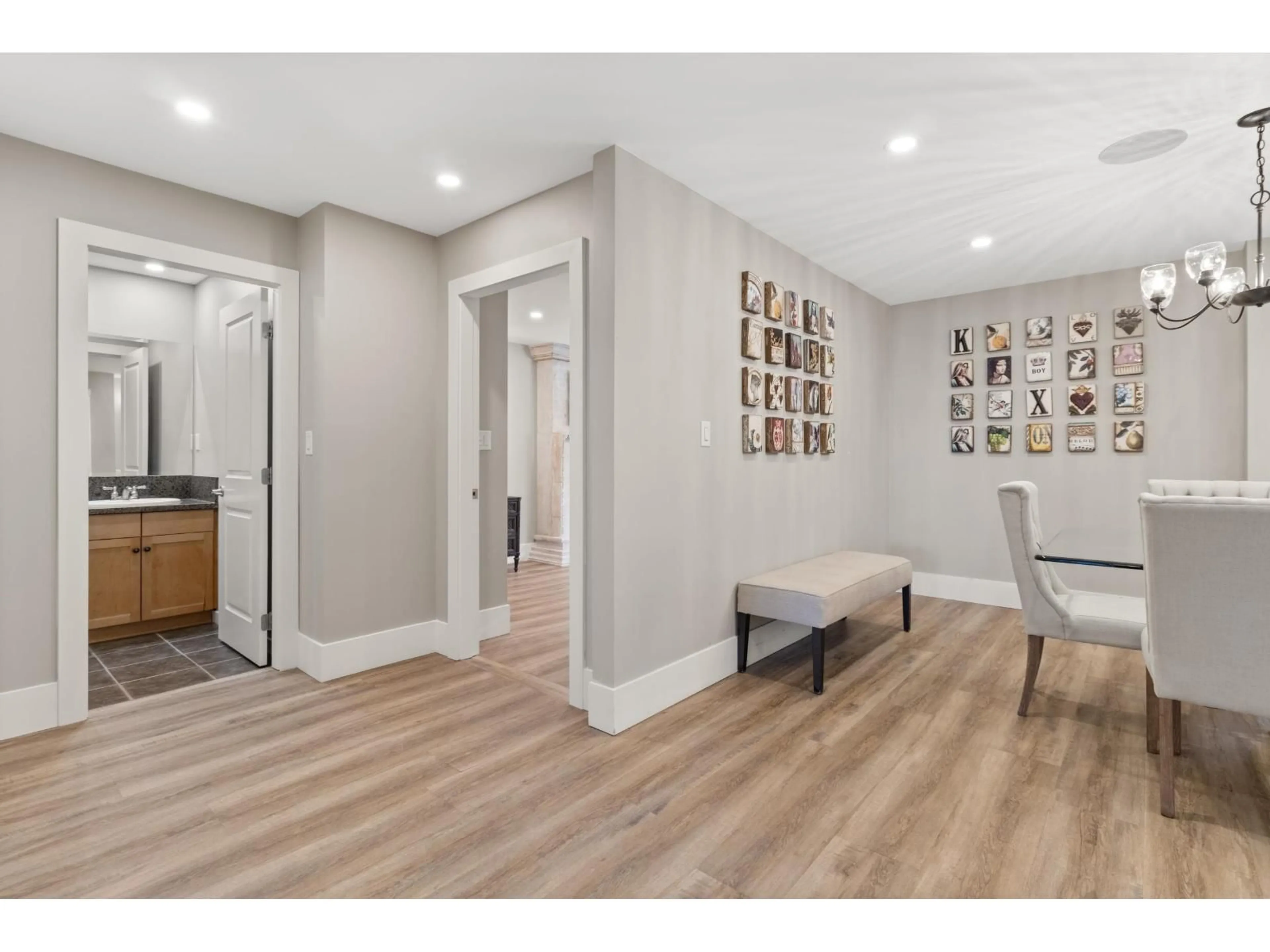 Indoor entryway for 104 - 51096 FALLS COURT, Chilliwack British Columbia V4Z1K7