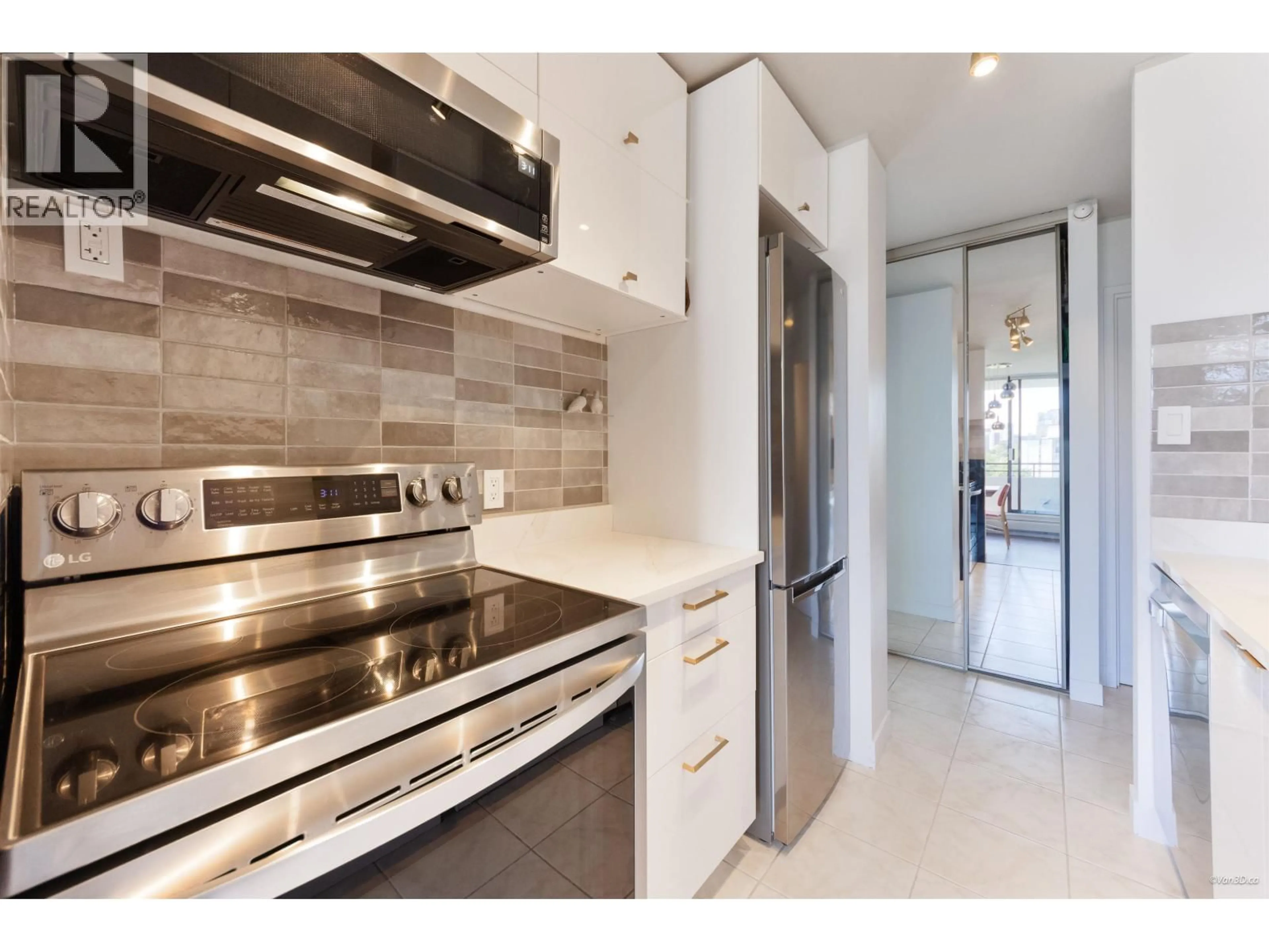 Contemporary kitchen, ceramic/tile floor for 1501 - 1725 PENDRELL STREET, Vancouver British Columbia V6G2X7