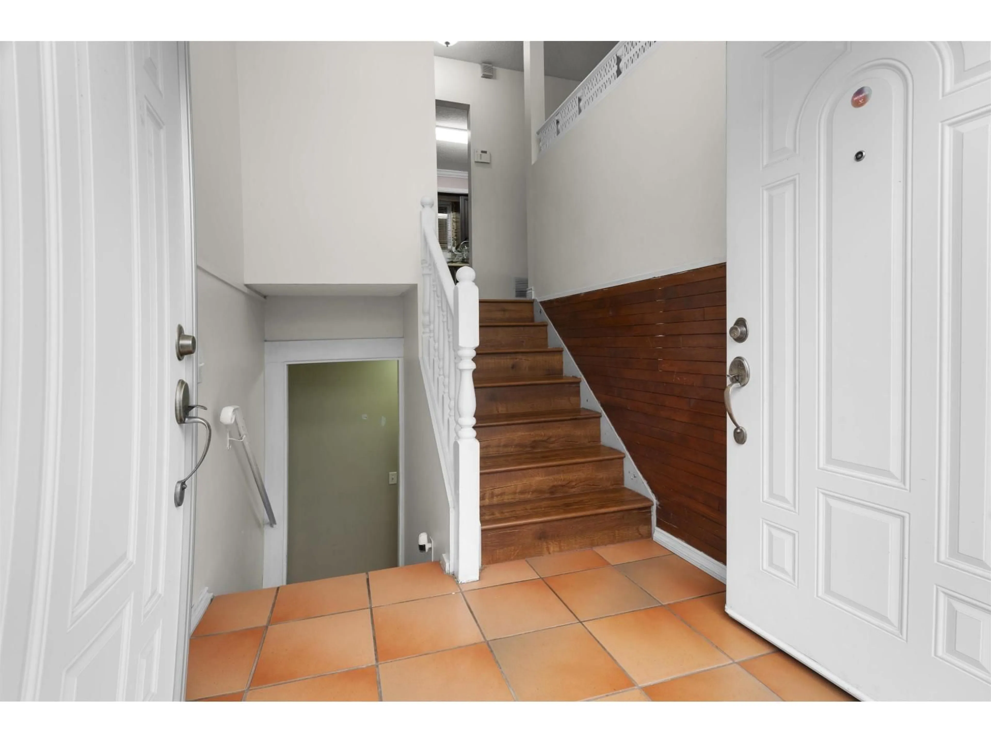 Indoor foyer for 11776 86 AVENUE, Delta British Columbia V4C2W2