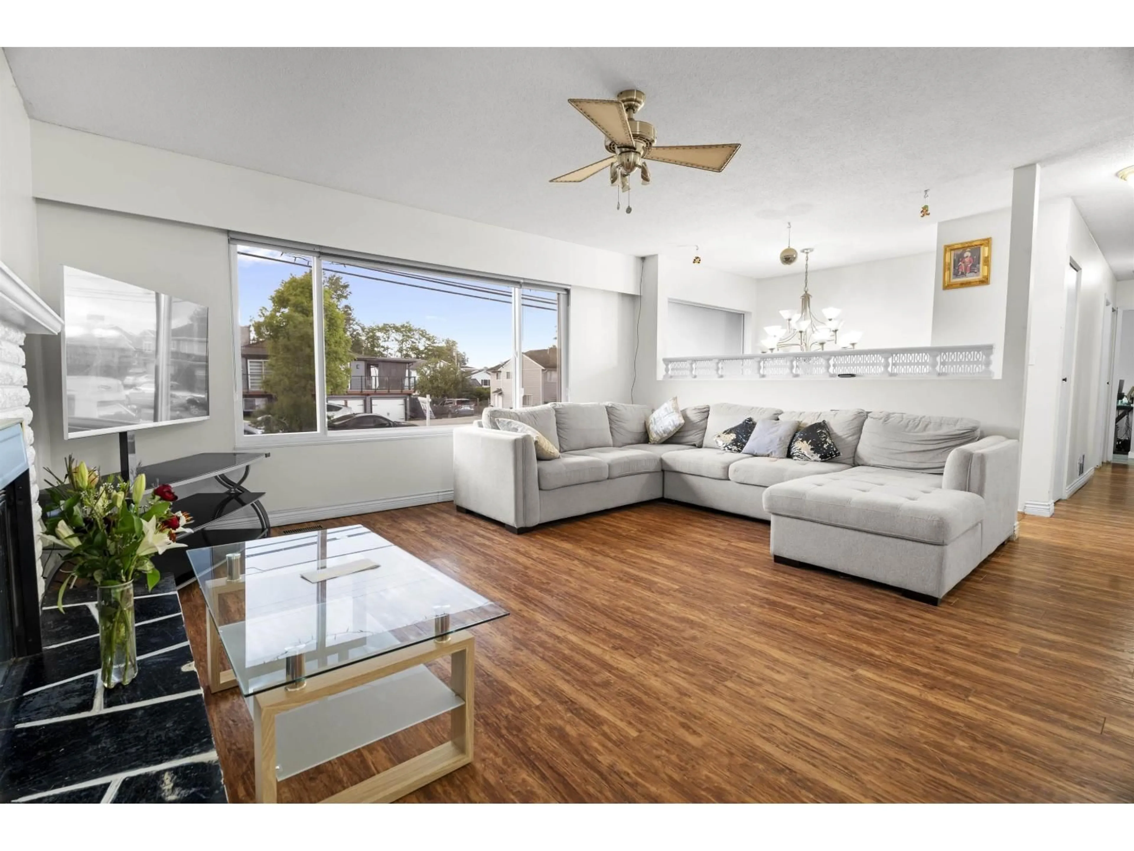 Living room with furniture, wood/laminate floor for 11776 86 AVENUE, Delta British Columbia V4C2W2