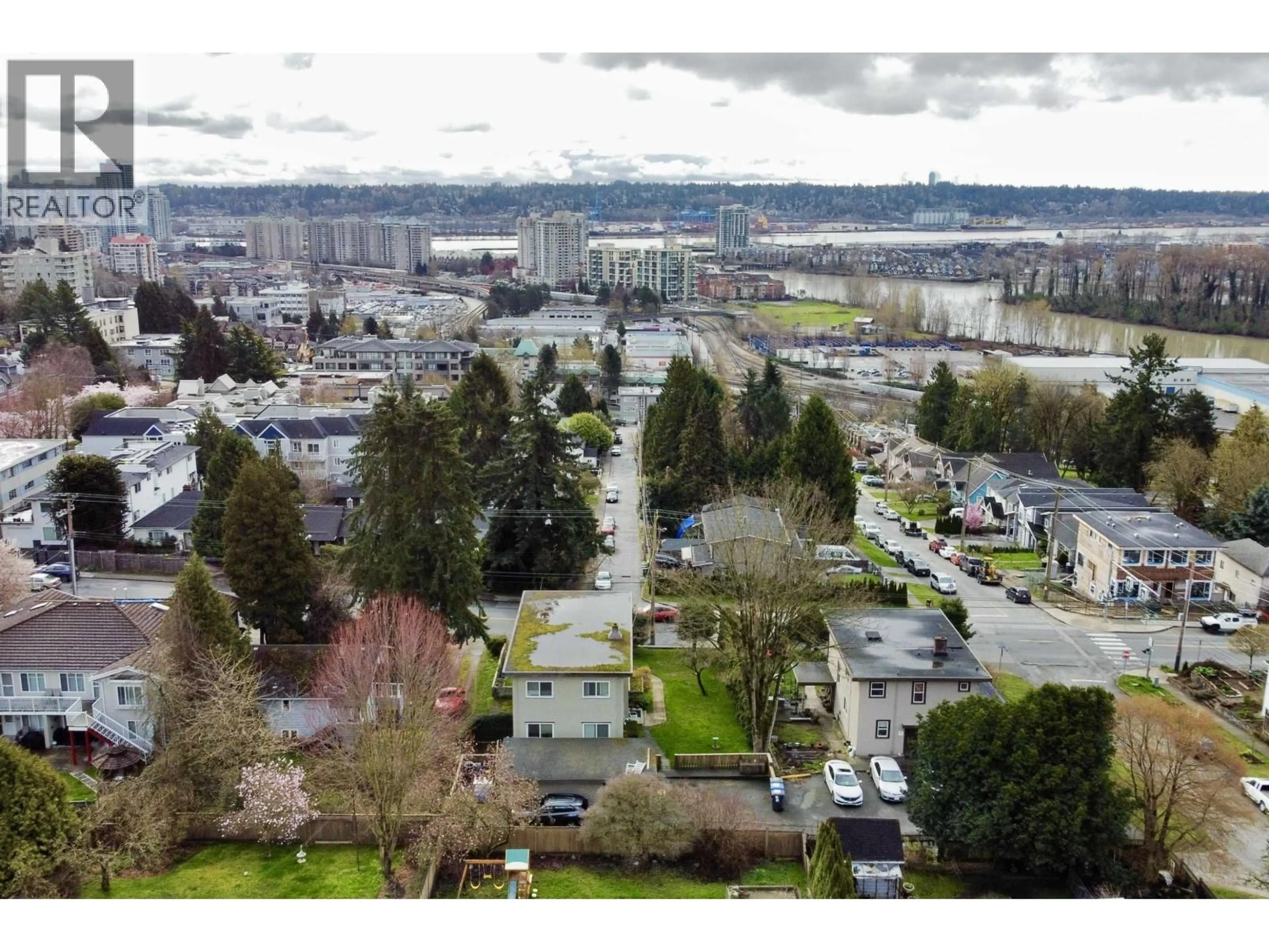 A pic from outside/outdoor area/front of a property/back of a property/a pic from drone, mountain view for 1315 SIXTH AVENUE, New Westminster British Columbia V3M2C3