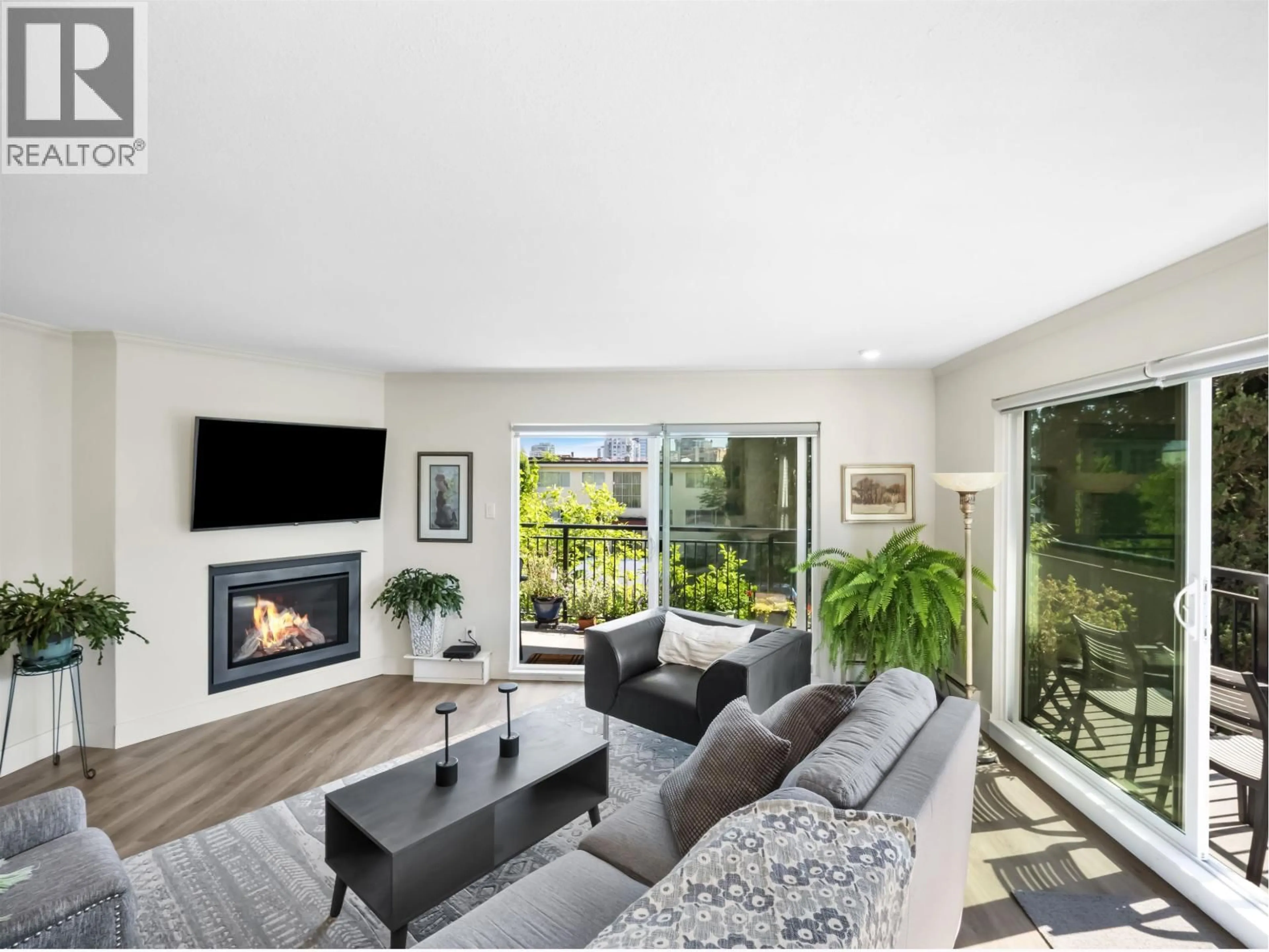 Living room with furniture, unknown for 202 - 134 20TH STREET, North Vancouver British Columbia V7M1Y4