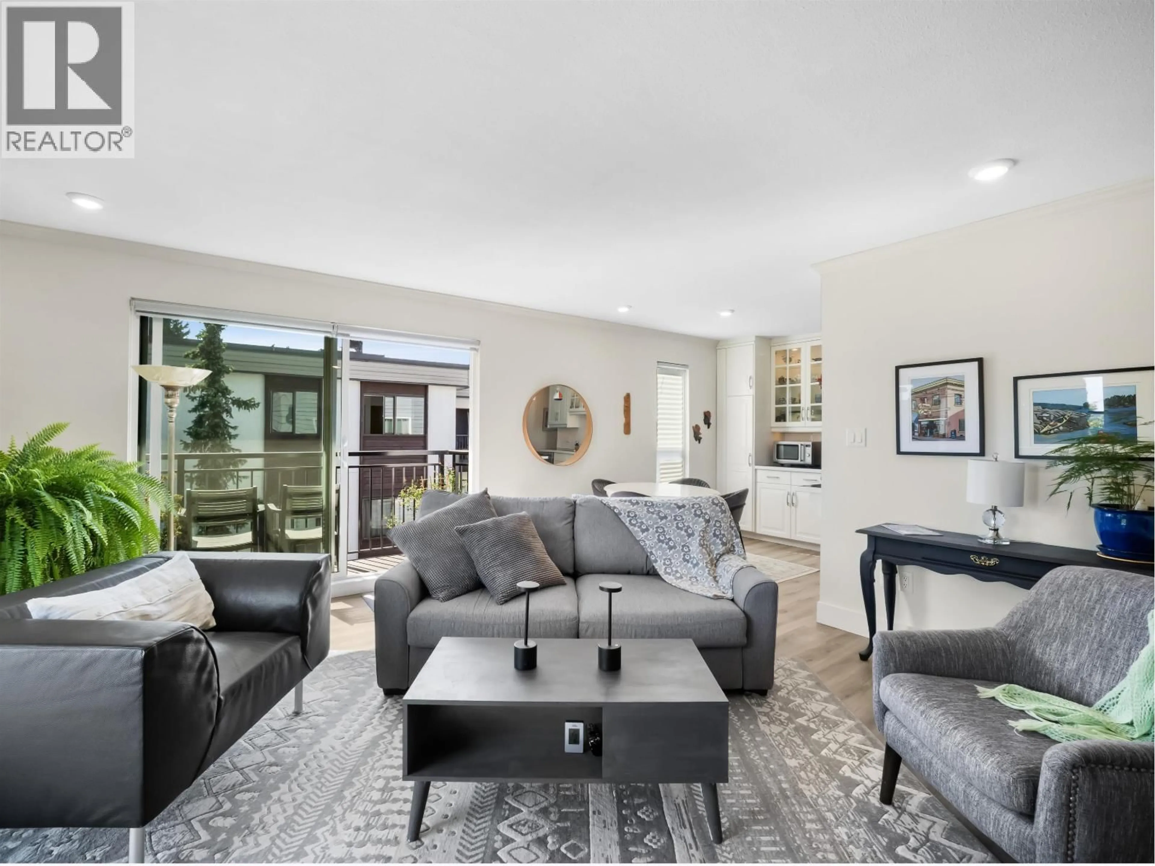 Living room with furniture, unknown for 202 - 134 20TH STREET, North Vancouver British Columbia V7M1Y4