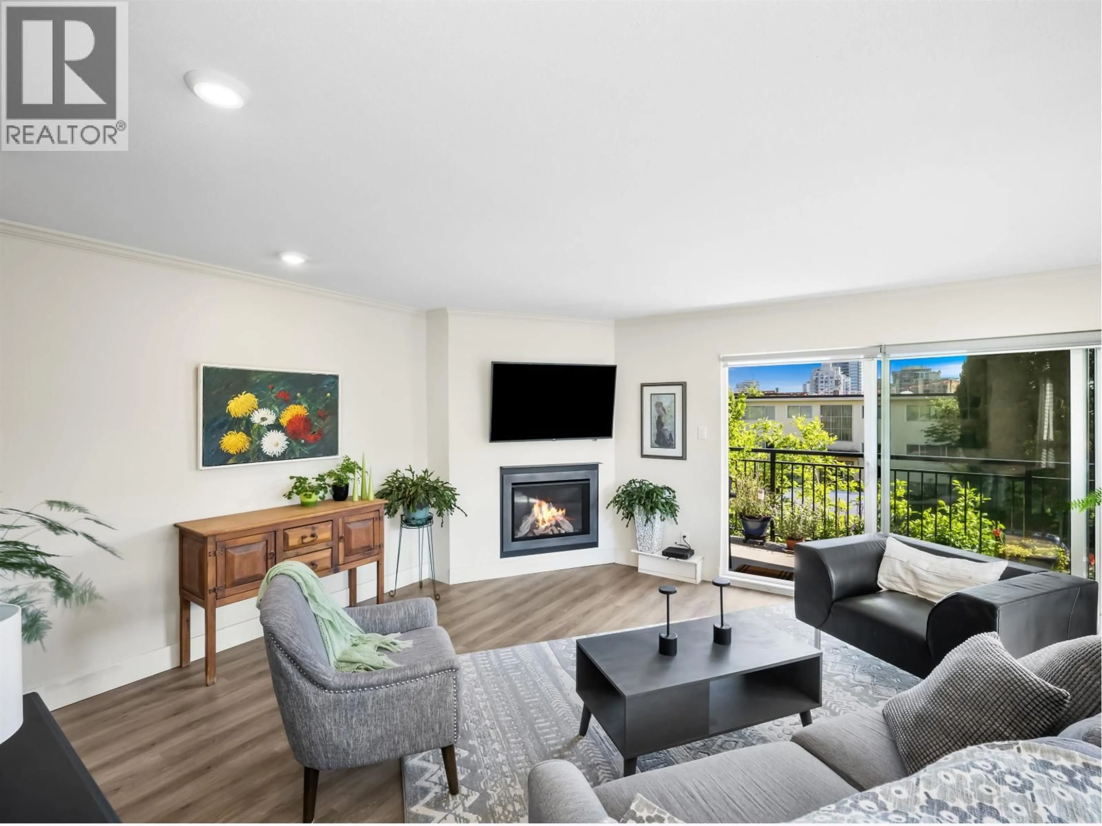 Living room with furniture, unknown for 202 - 134 20TH STREET, North Vancouver British Columbia V7M1Y4