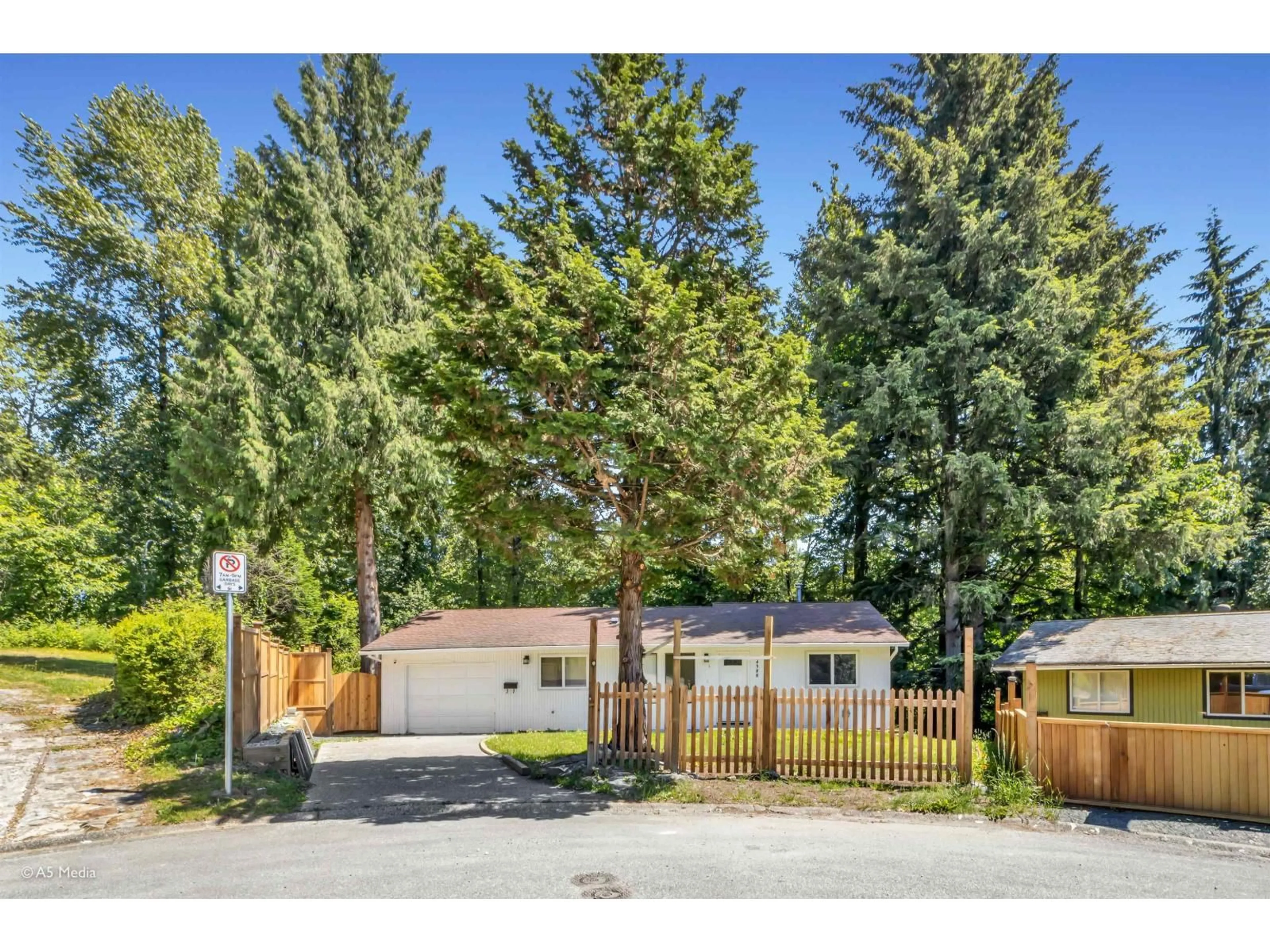 A pic from outside/outdoor area/front of a property/back of a property/a pic from drone, unknown for 34388 RUSSET PLACE, Abbotsford British Columbia V2S5E2